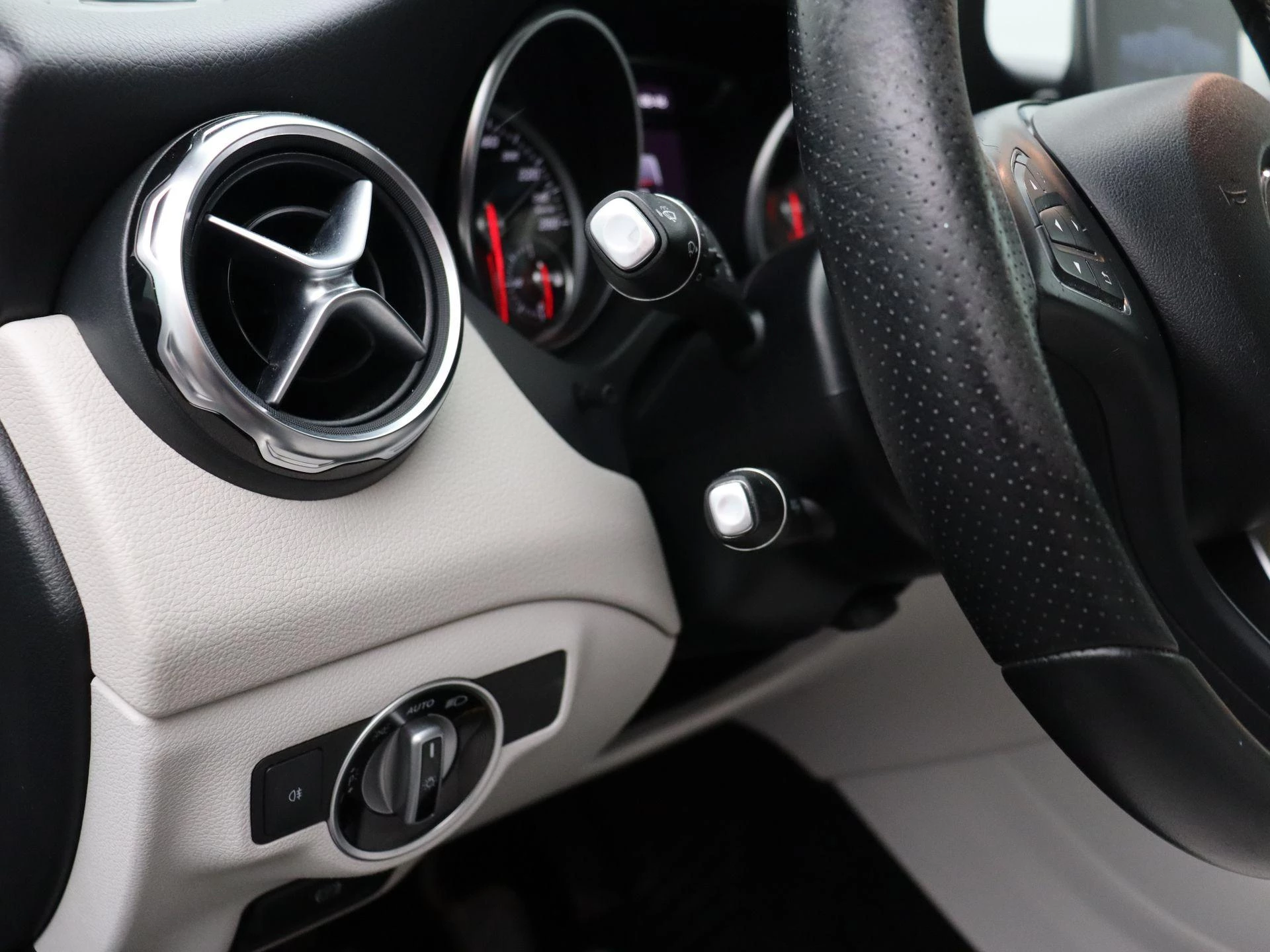 Mercedes-Benz GLA 200 d Business Solution + LED + AUTO AIRCO + CAMERA +