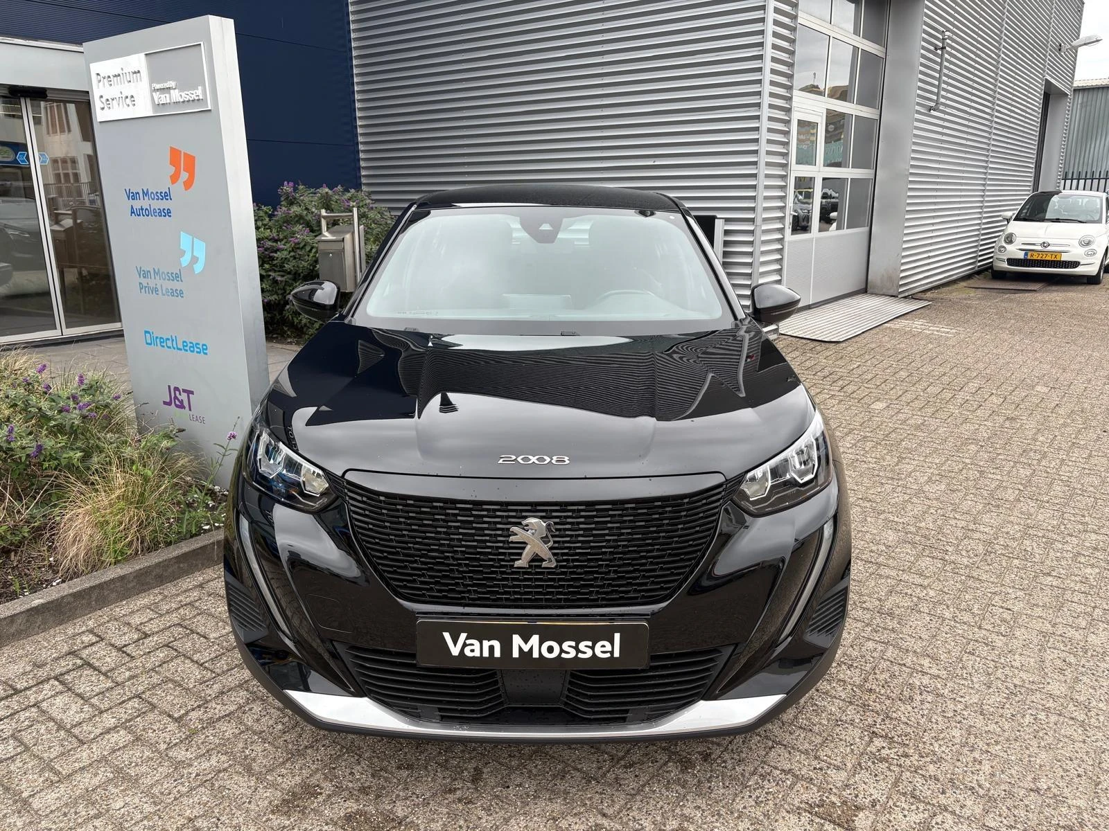 Peugeot-e-2008-image-4