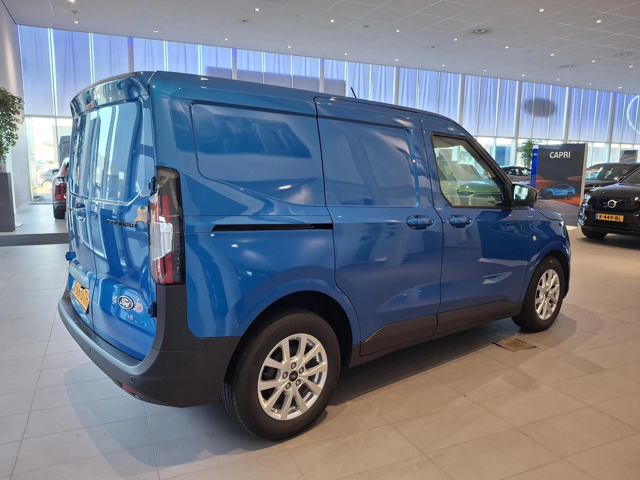 Ford-Transit Courier-image-5