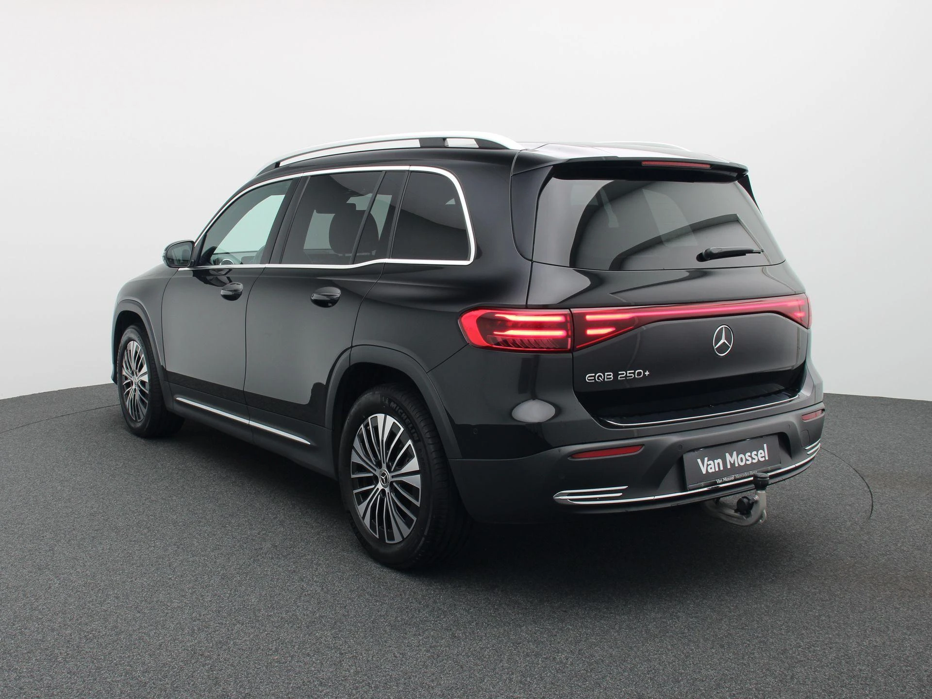 Mercedes-Benz-EQB-image-1