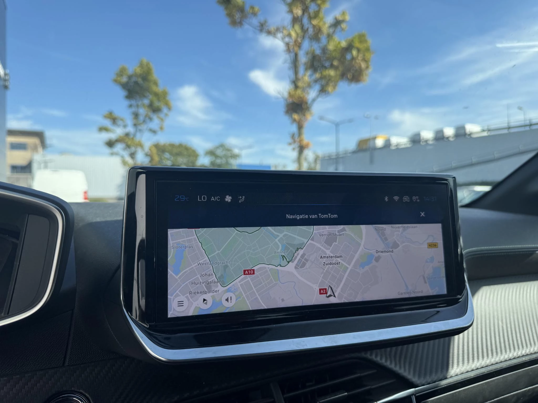 Peugeot-208-image-18