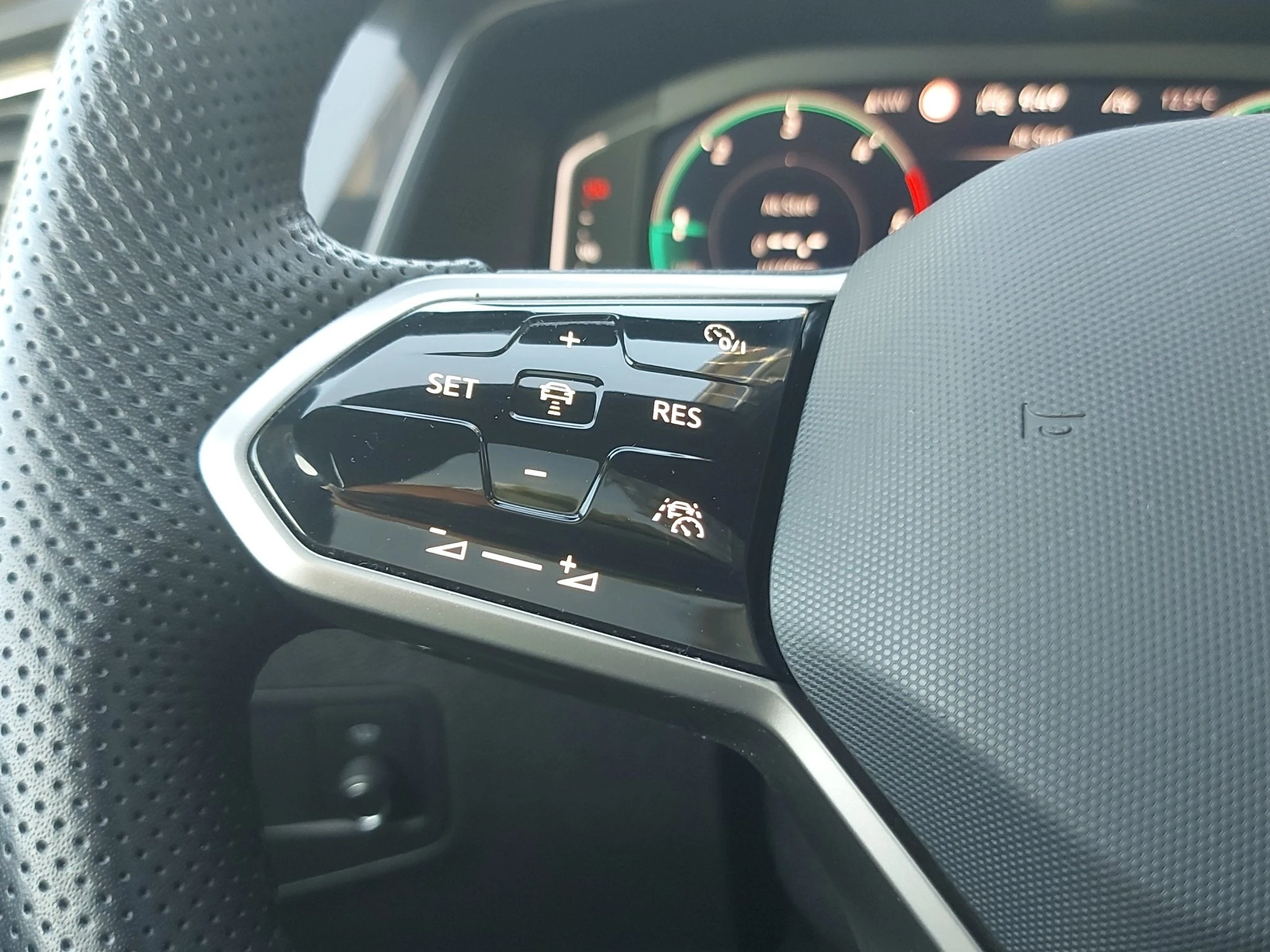 Volkswagen-Tiguan-image-26