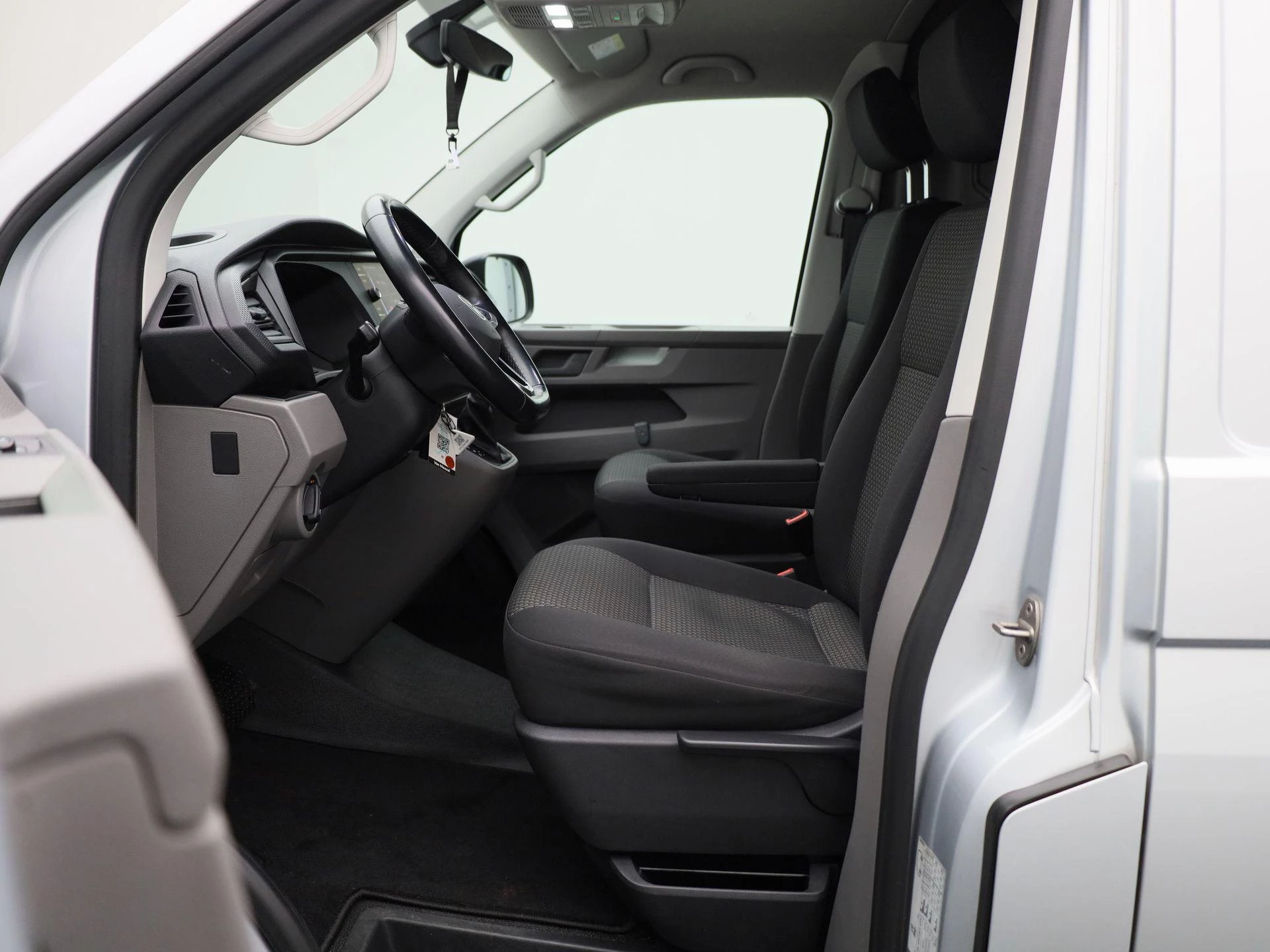 Volkswagen-Transporter-image-10