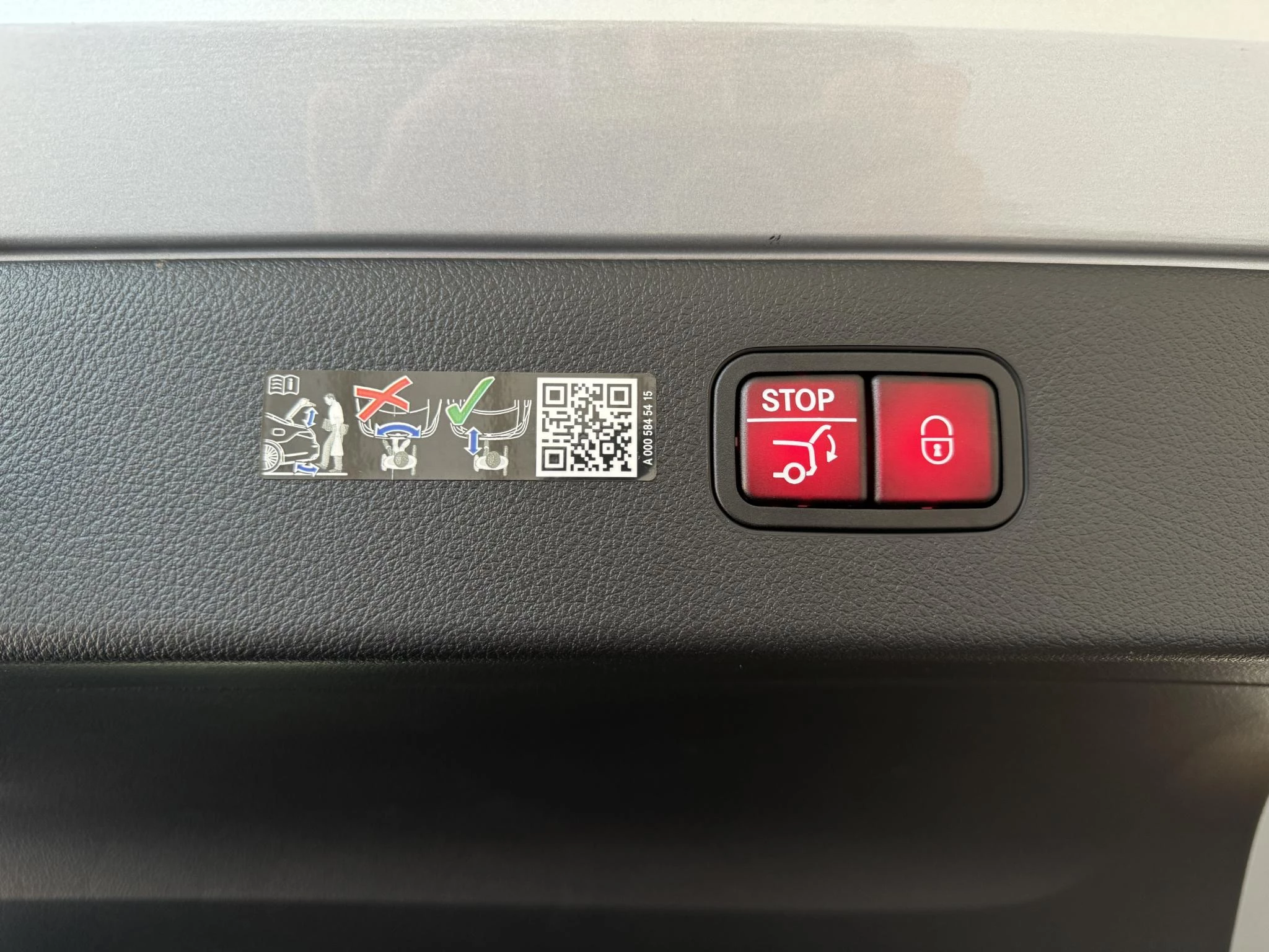 Mercedes-Benz-EQS-image-24