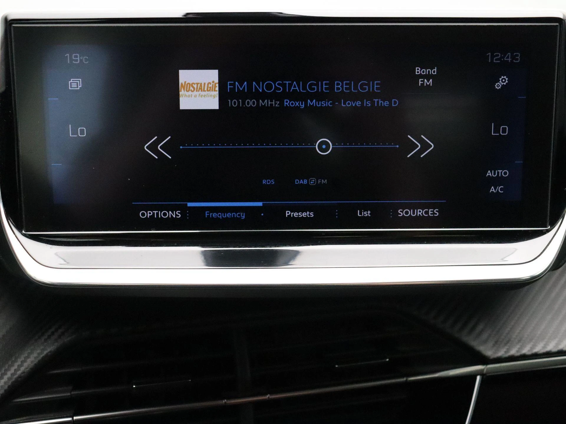 Peugeot-208-image-16