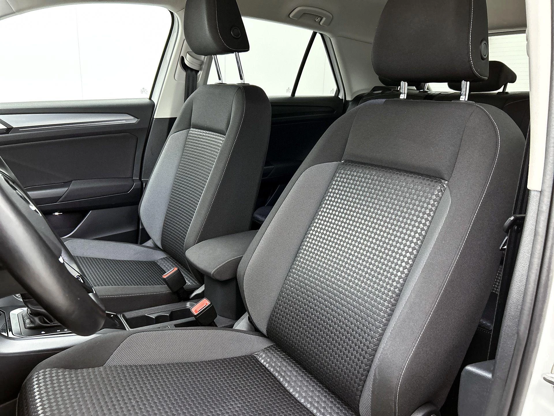 Volkswagen-T-Roc-image-28
