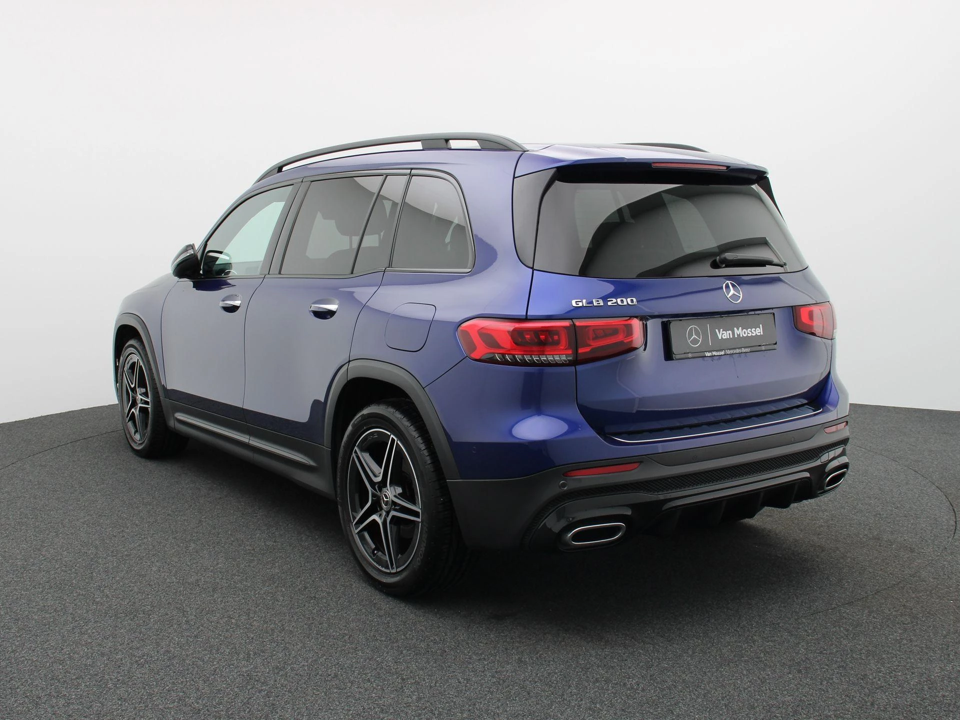 Mercedes-Benz-GLB-image-1