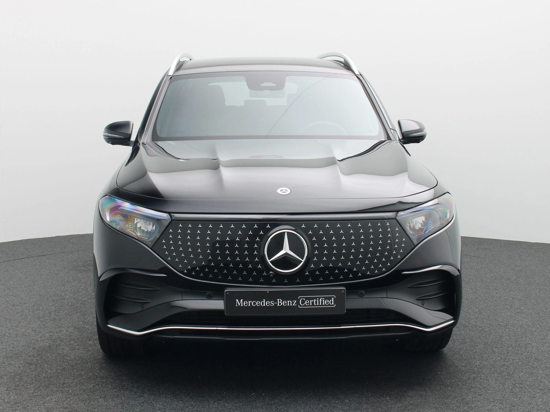 Mercedes-Benz-EQB-image-2