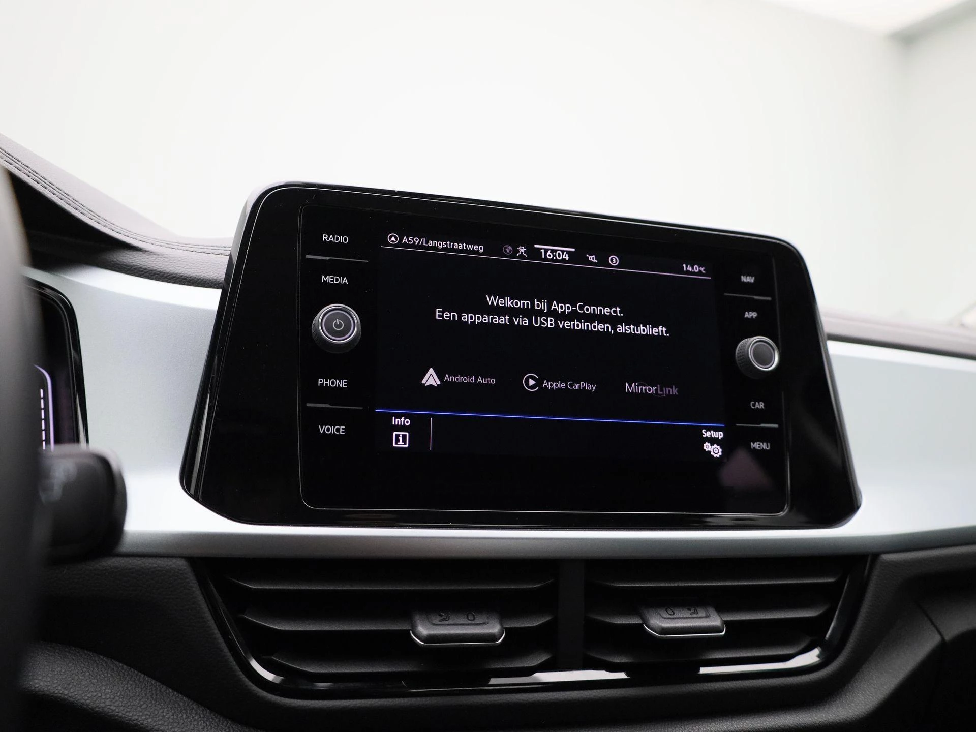 Volkswagen-T-Roc-image-23