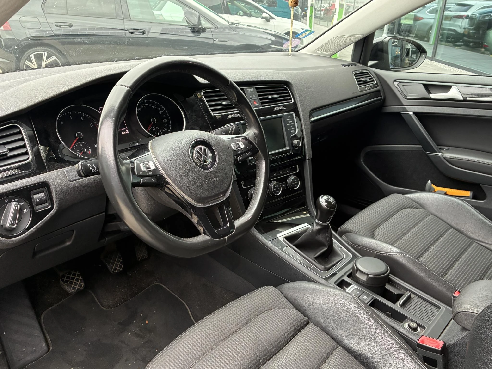 Volkswagen-Golf-image-3