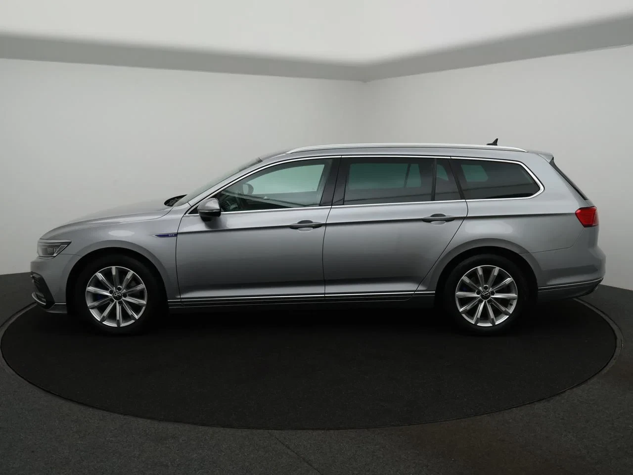 Volkswagen-Passat-image-4
