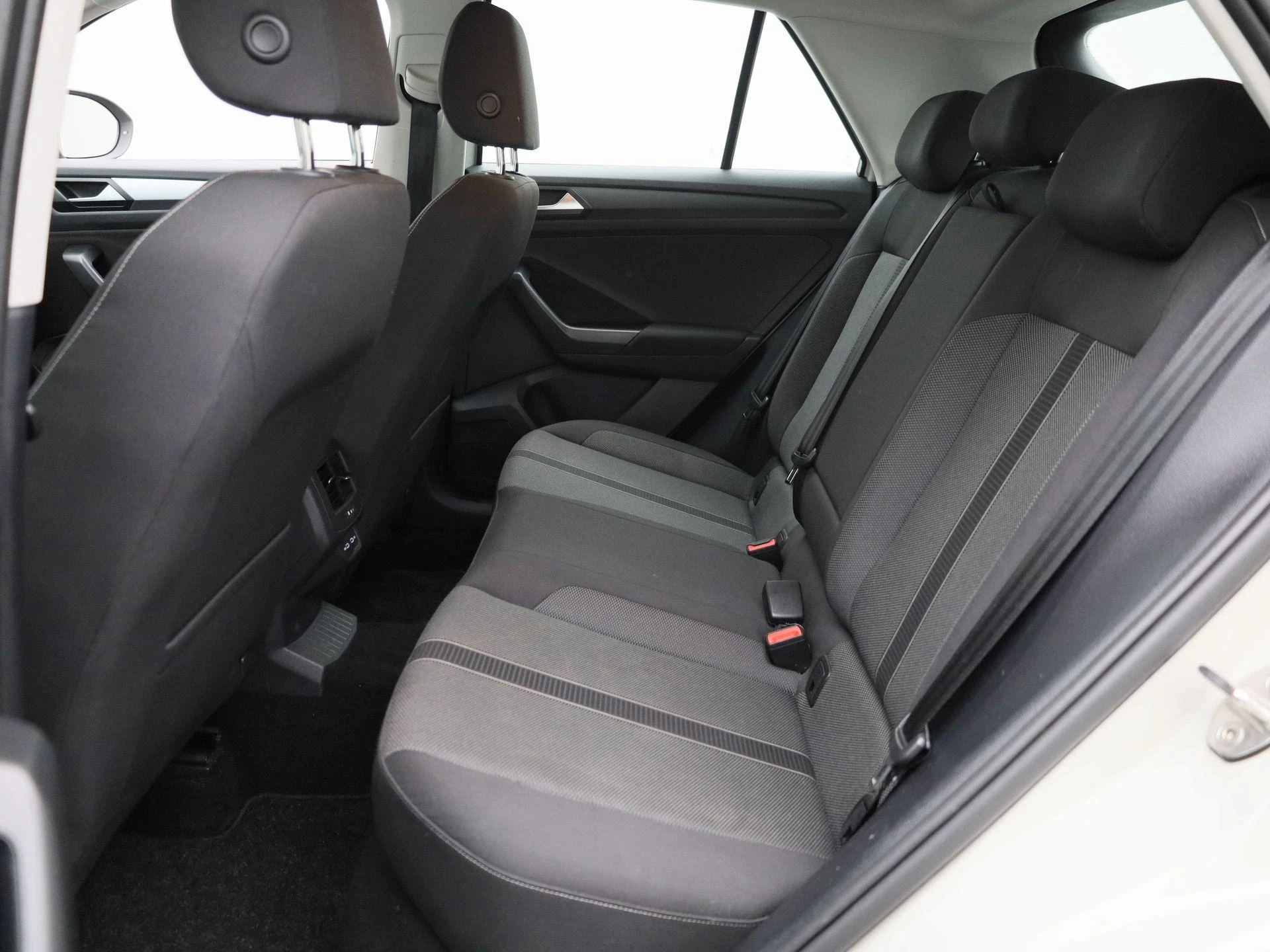 Volkswagen-T-Roc-image-11