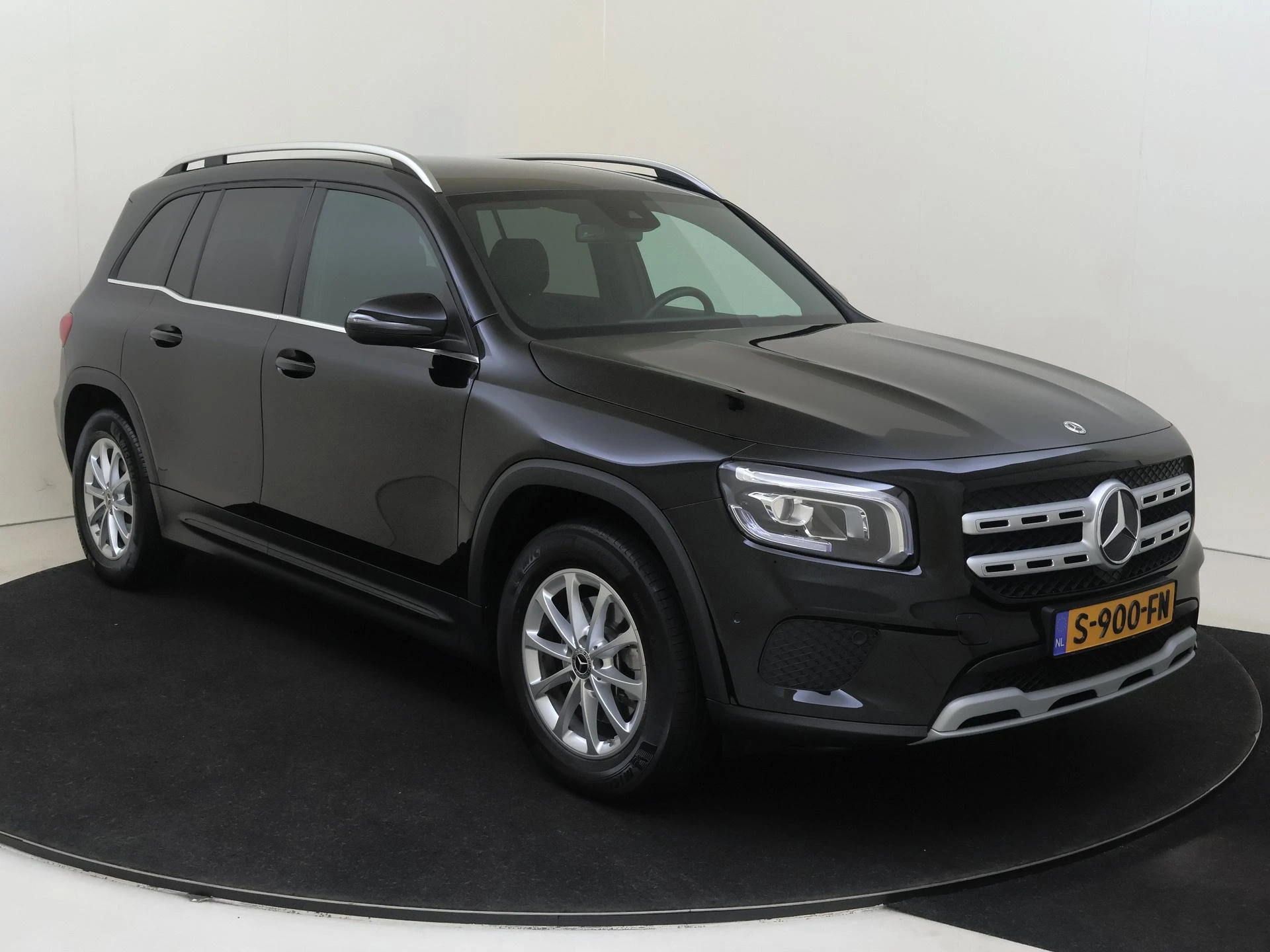 Mercedes-Benz-GLB-image-1