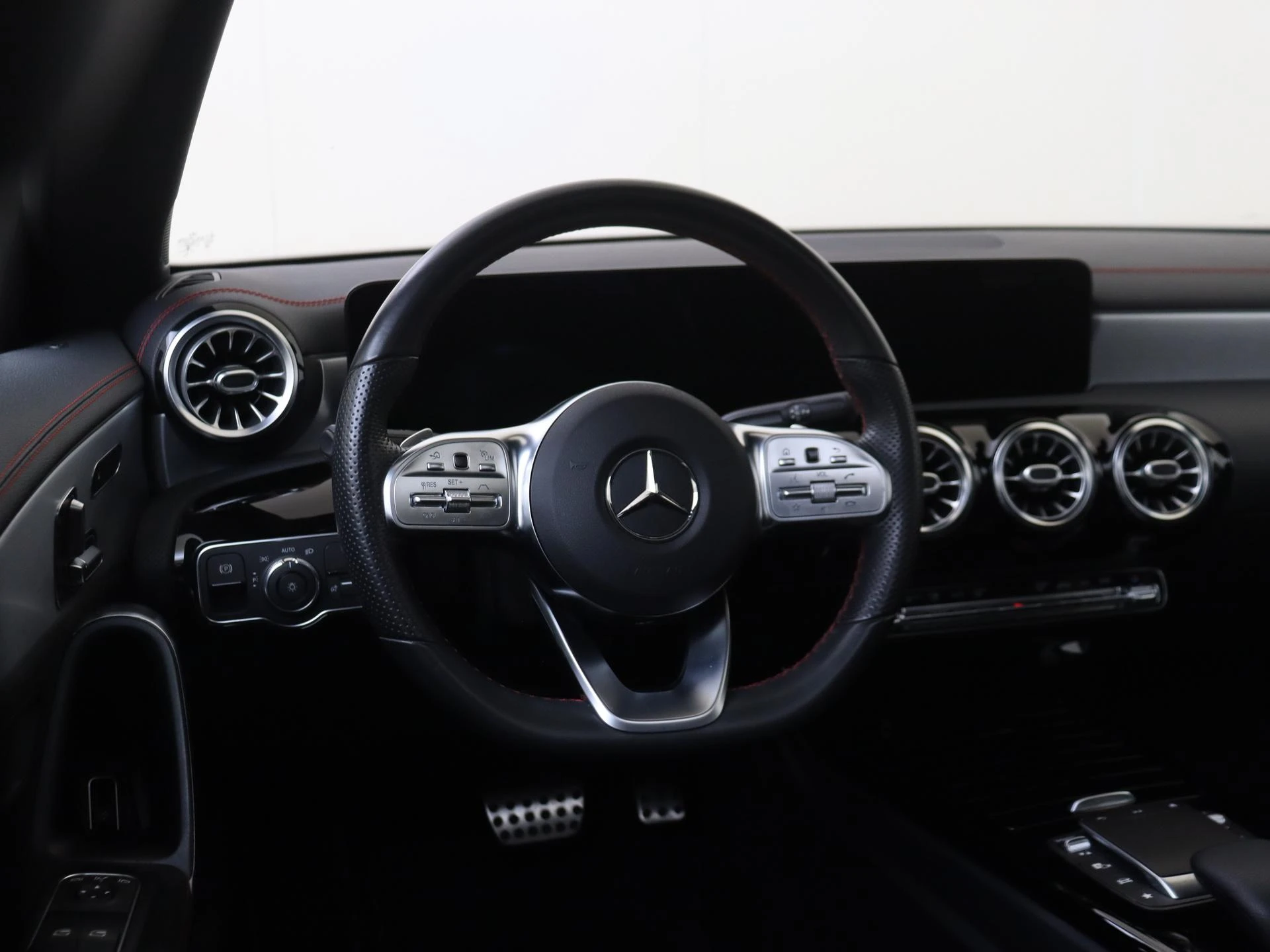 Mercedes-Benz-CLA-image-9