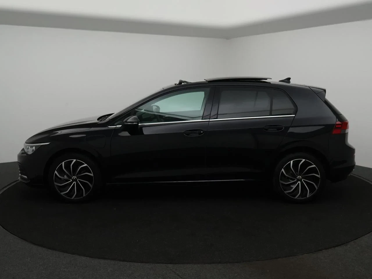 Volkswagen-Golf-image-26