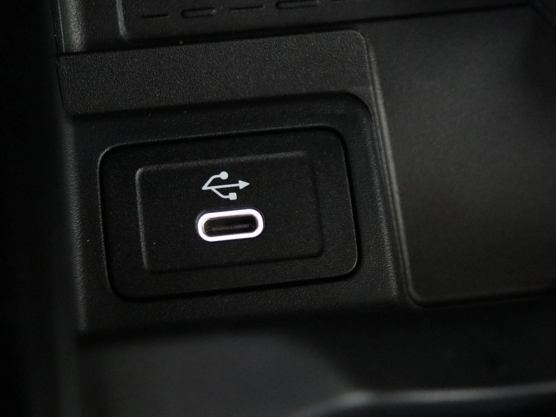 Mercedes-Benz-EQB-image-19