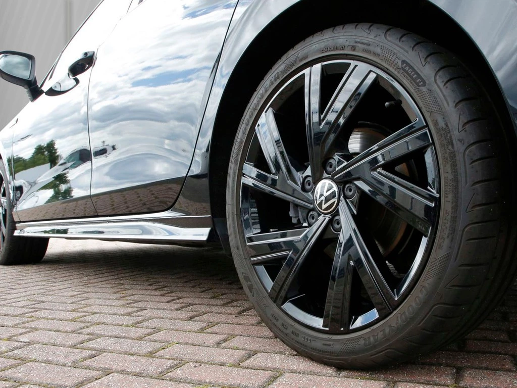 Volkswagen Golf VIII 2.0 TDI DSG R-Line Black Style 18" AHK Navi+VC ACC LED RFK+PDC SHZ
