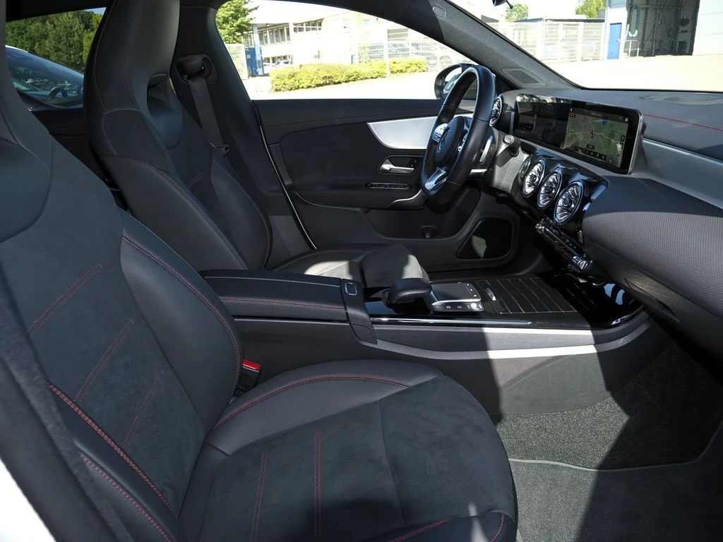 Mercedes-Benz-CLA 200 d-image-10