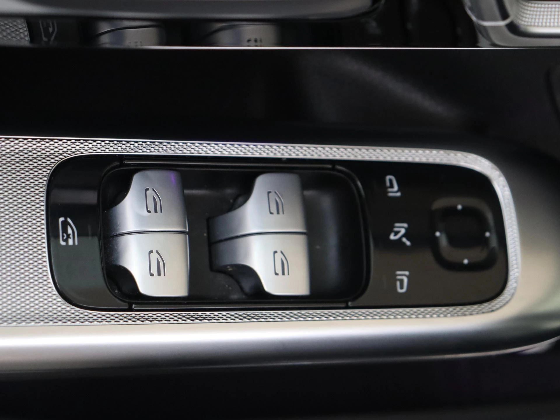 Mercedes-Benz-EQE-image-28