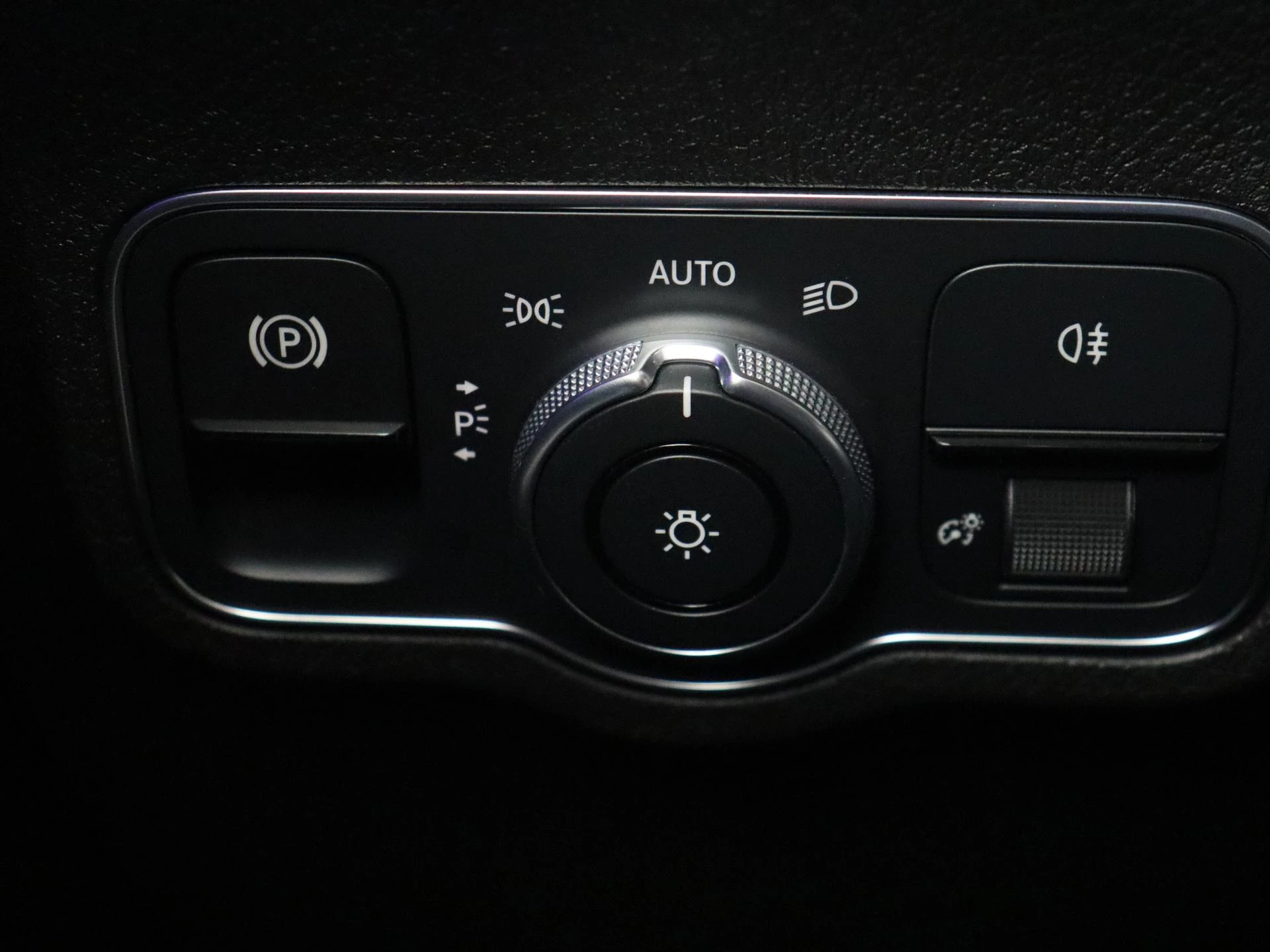 Mercedes-Benz-GLB-image-29