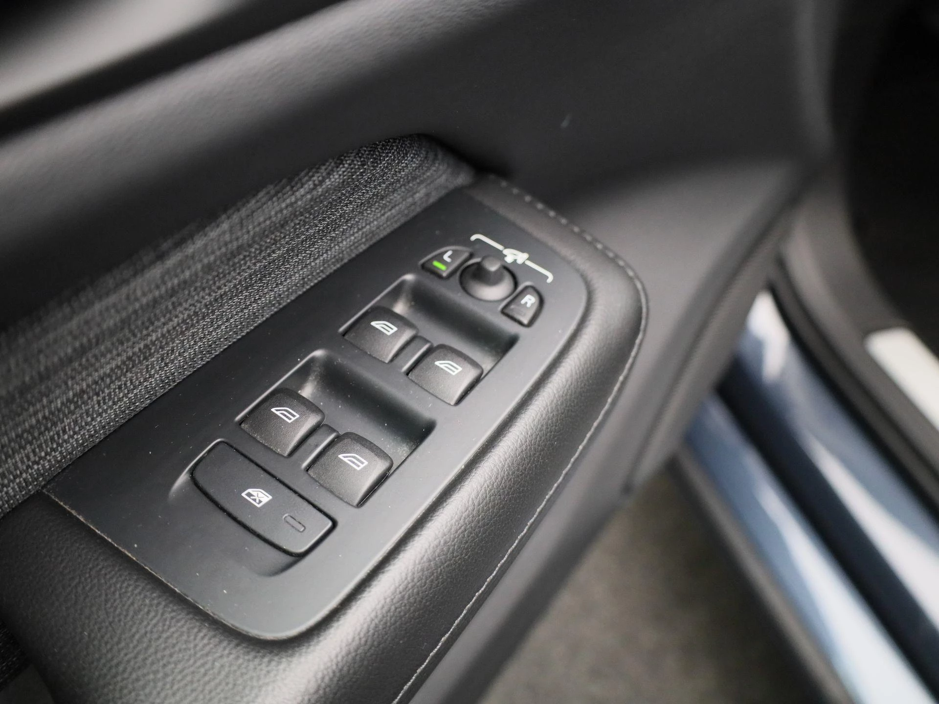 Volvo V60 B3 DCT Momentum Pro
