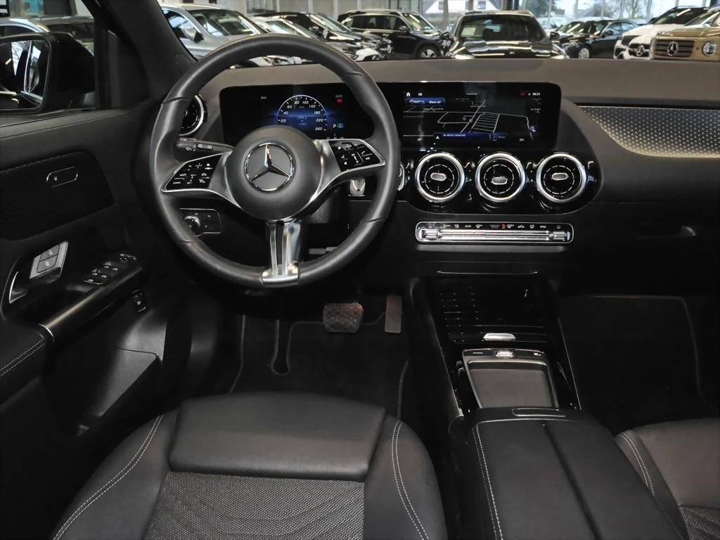 Mercedes-Benz-GLA 200 d-image-9