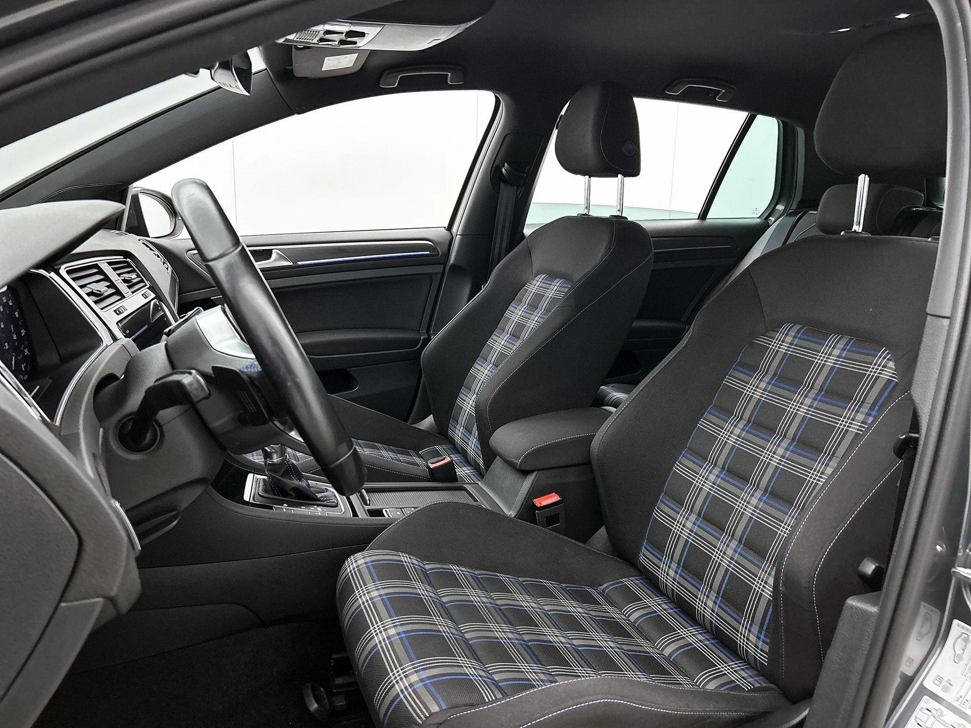 Volkswagen-Golf-image-31