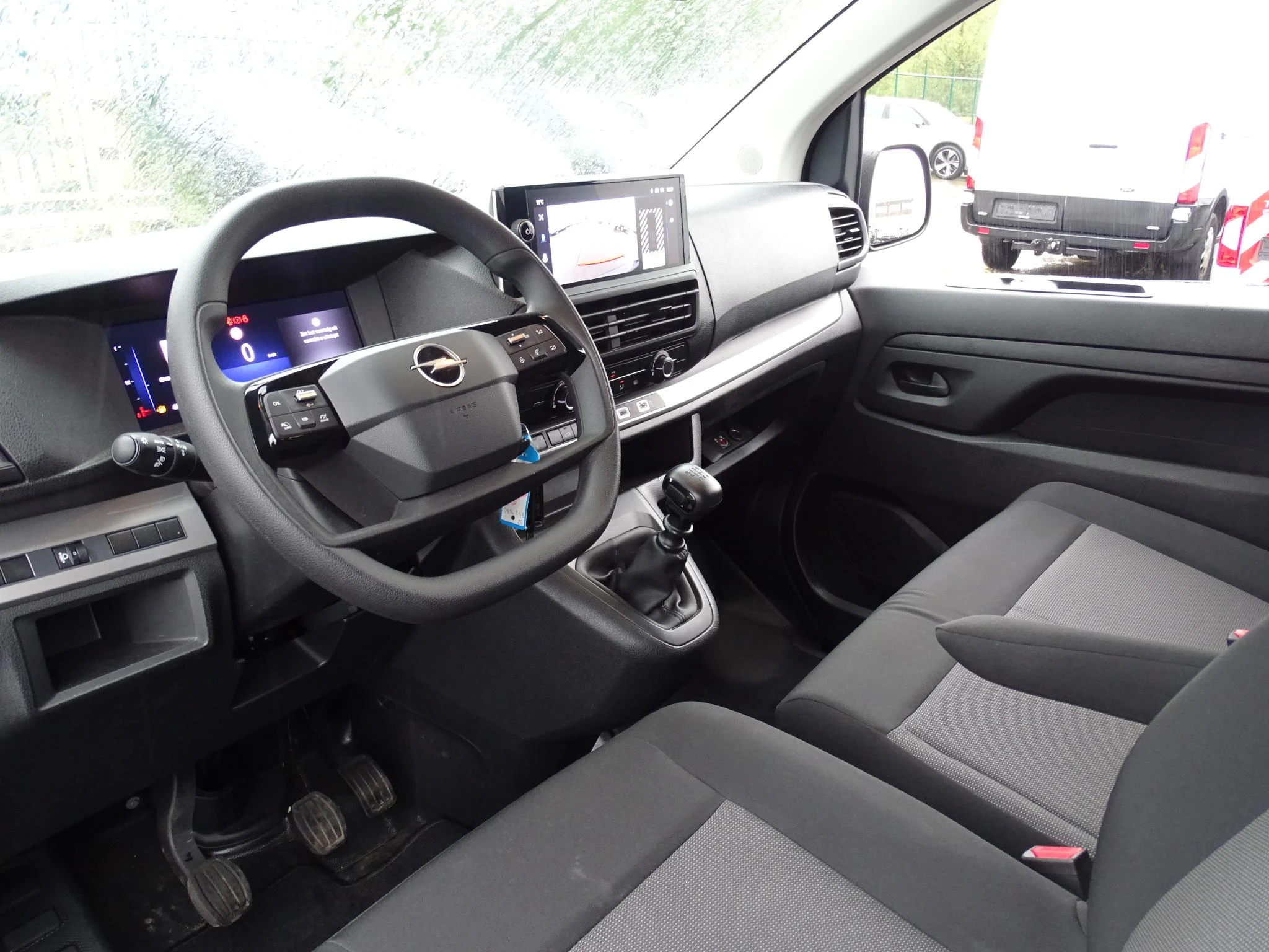 Opel-Vivaro-image-12