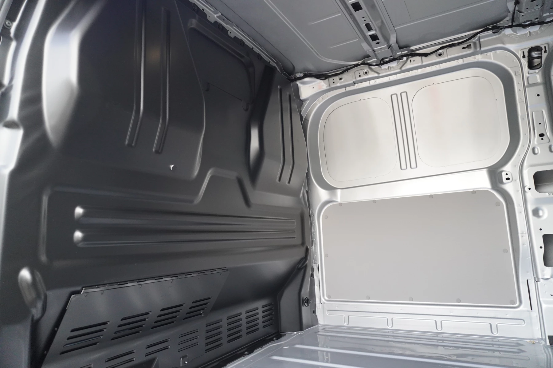 Volkswagen-Transporter-image-15