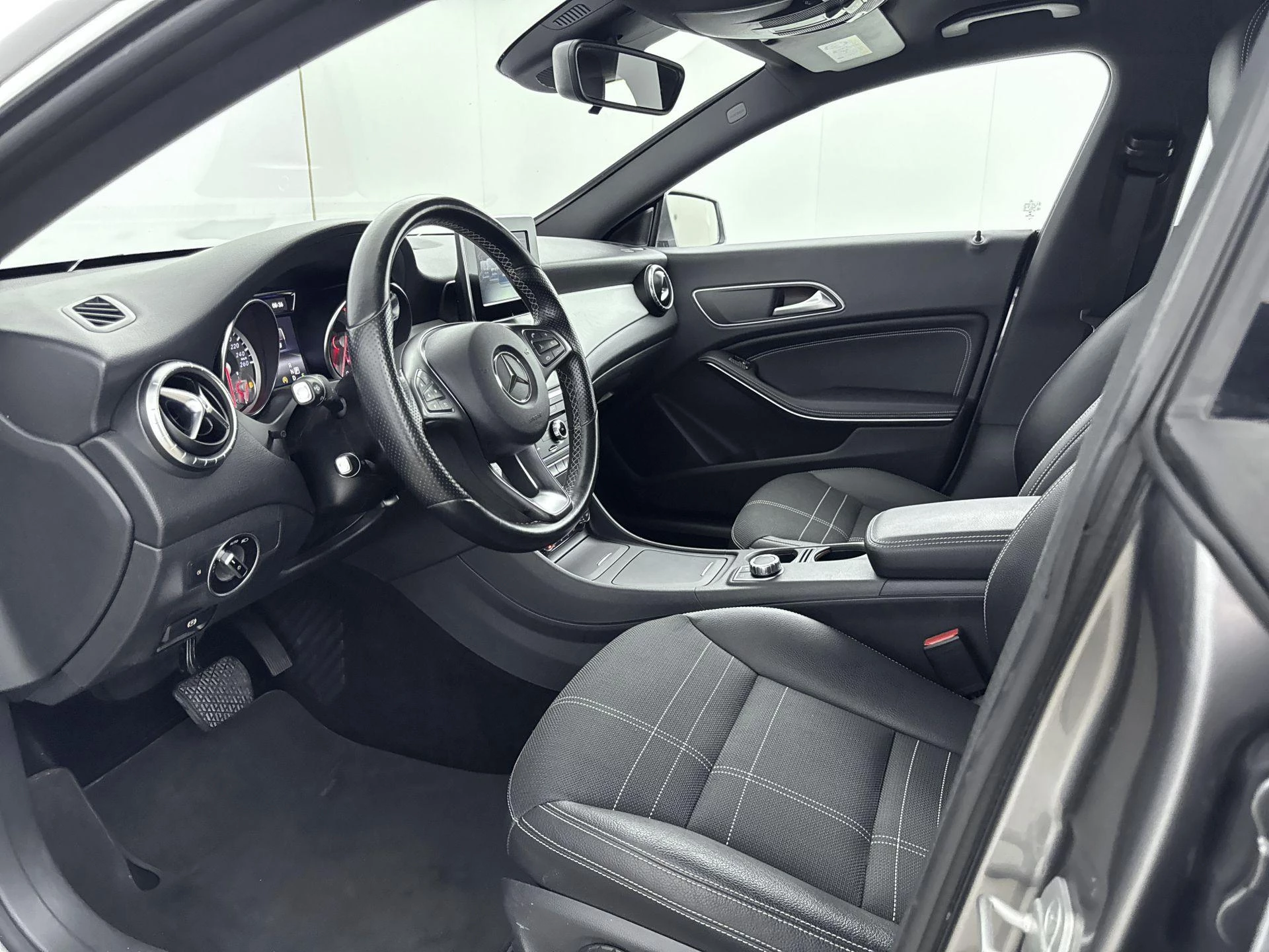 Mercedes-Benz-CLA-image-16