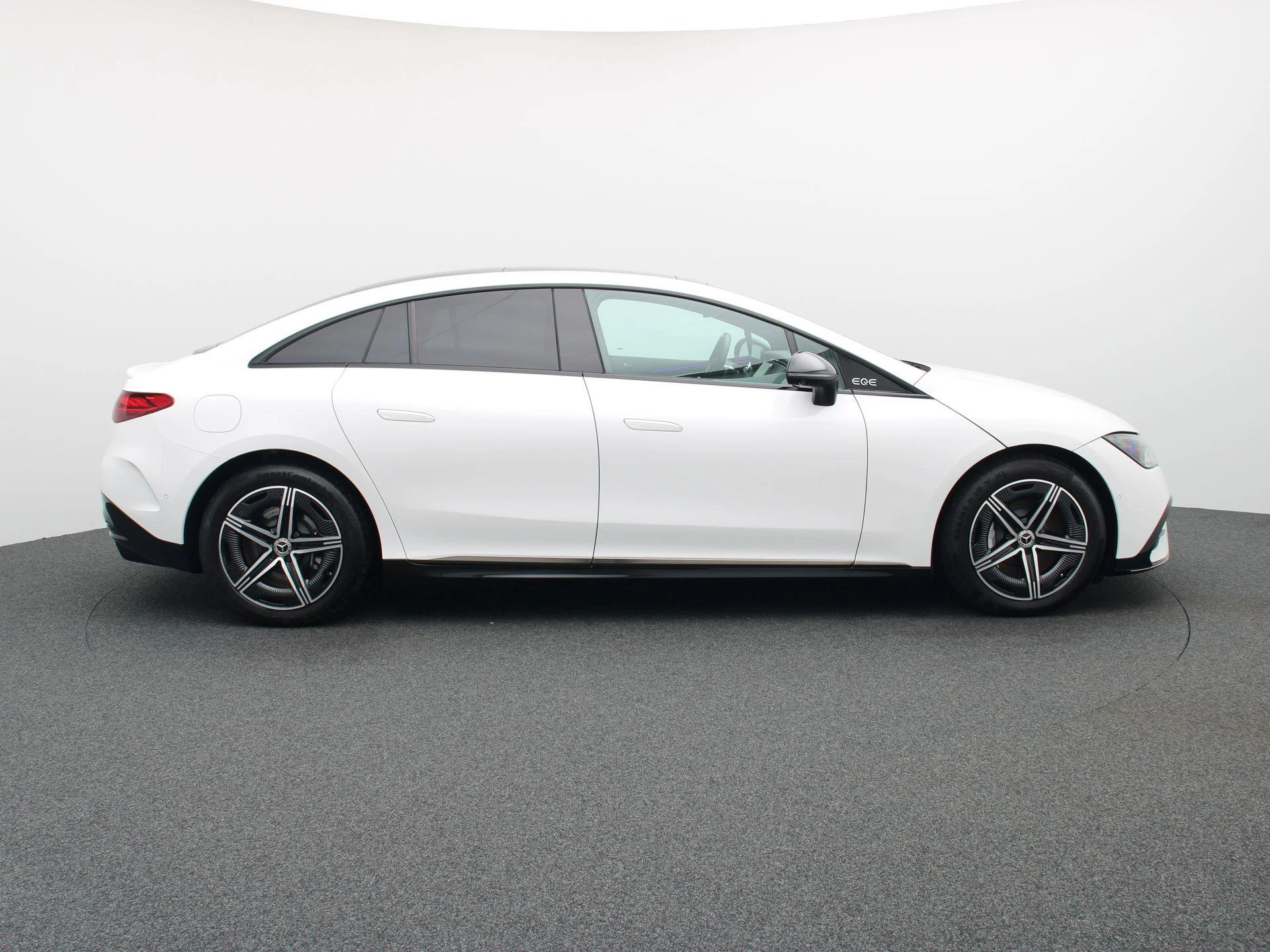 Mercedes-Benz-EQE-image-5