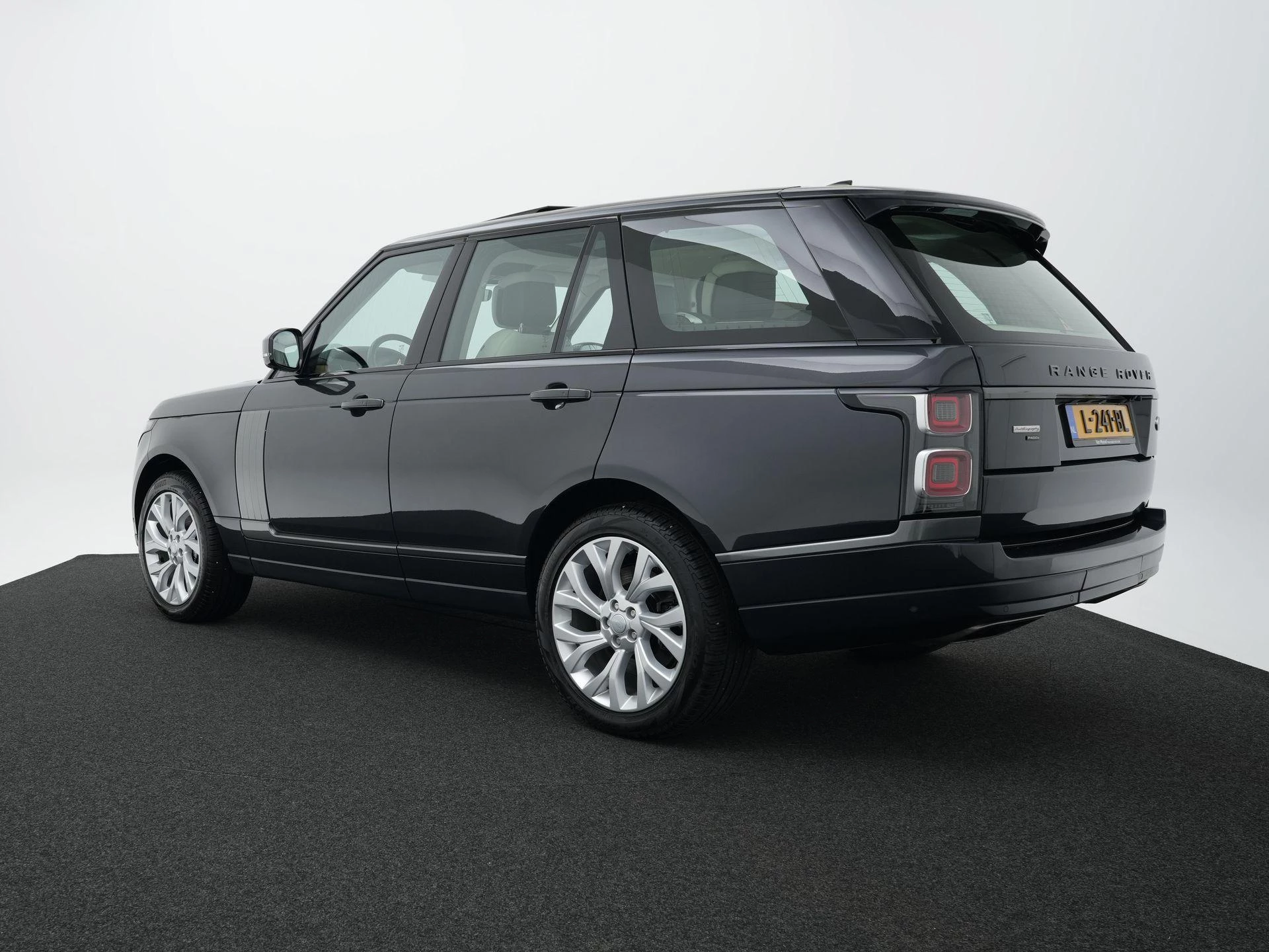 Land Rover-Range Rover-image-1