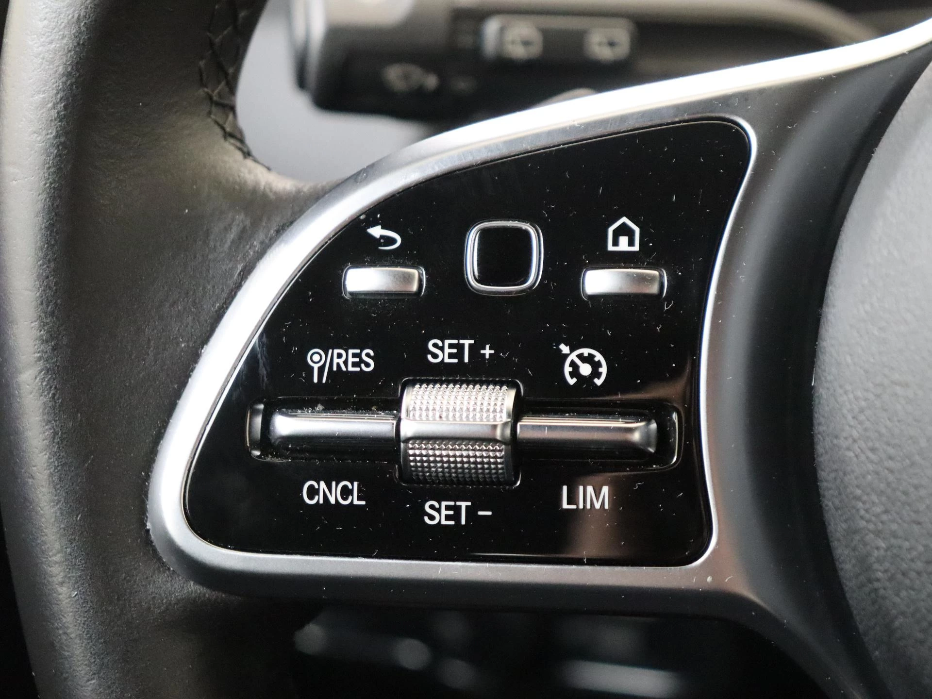 Mercedes-Benz-GLA-image-11