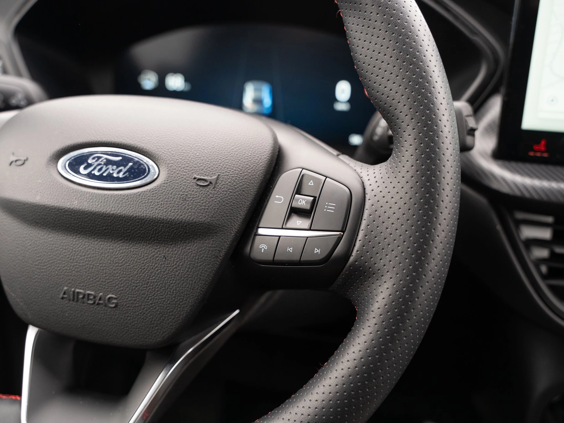 Ford Kuga ST-Line X Aut.*PANO*AHK*360GRAD*LED-MATRIX*NAVI*GRA*WINTER-PKT..