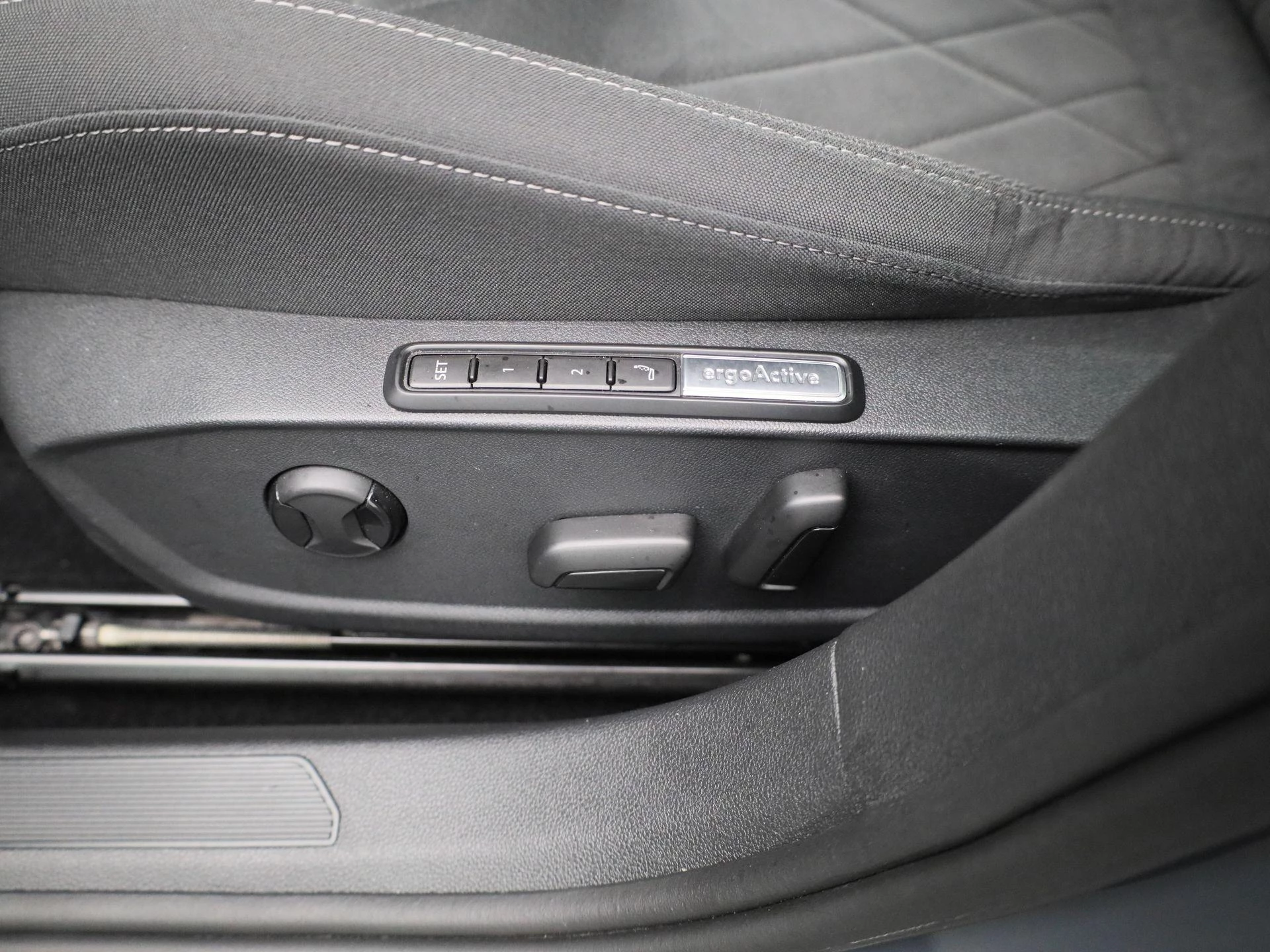 Volkswagen-Golf-image-33