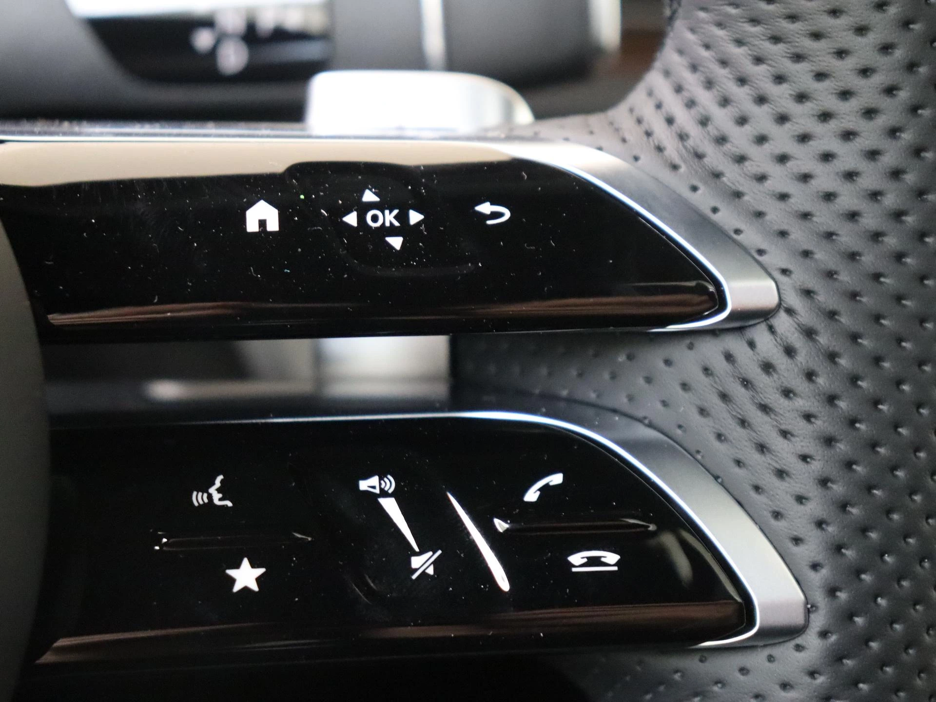 Mercedes-Benz-G-Klasse-image-13