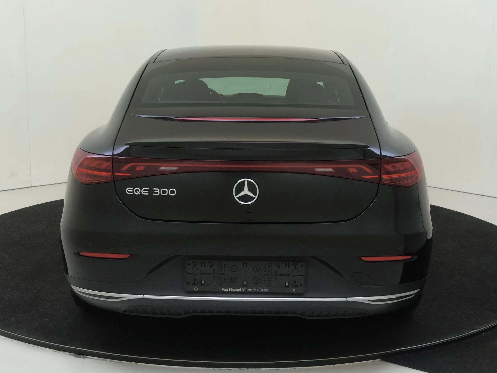 Mercedes-Benz-EQE-image-6