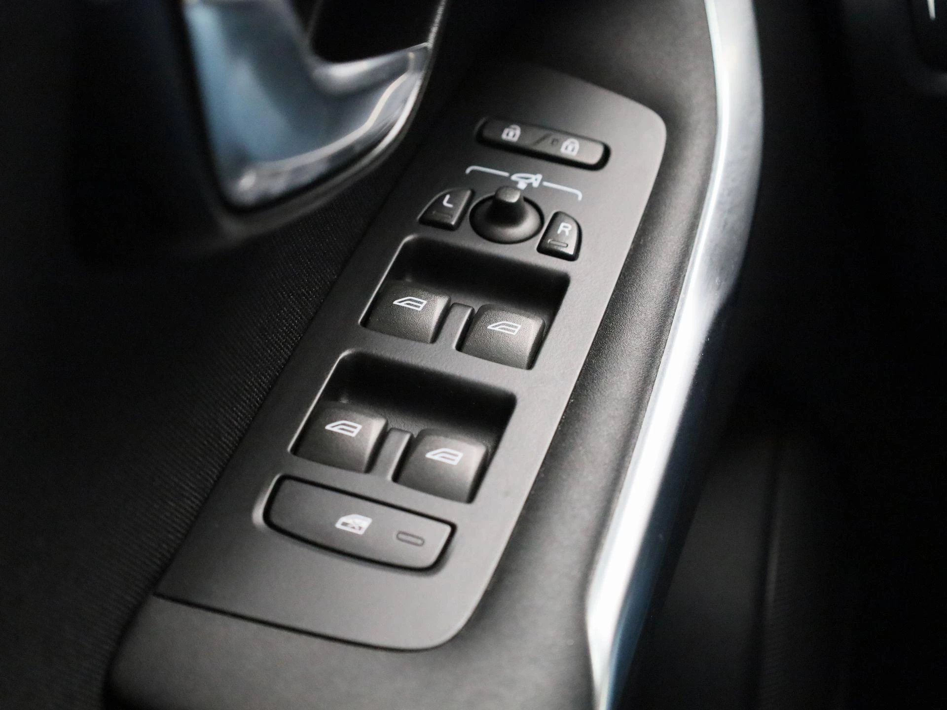 Volvo-V40-image-32