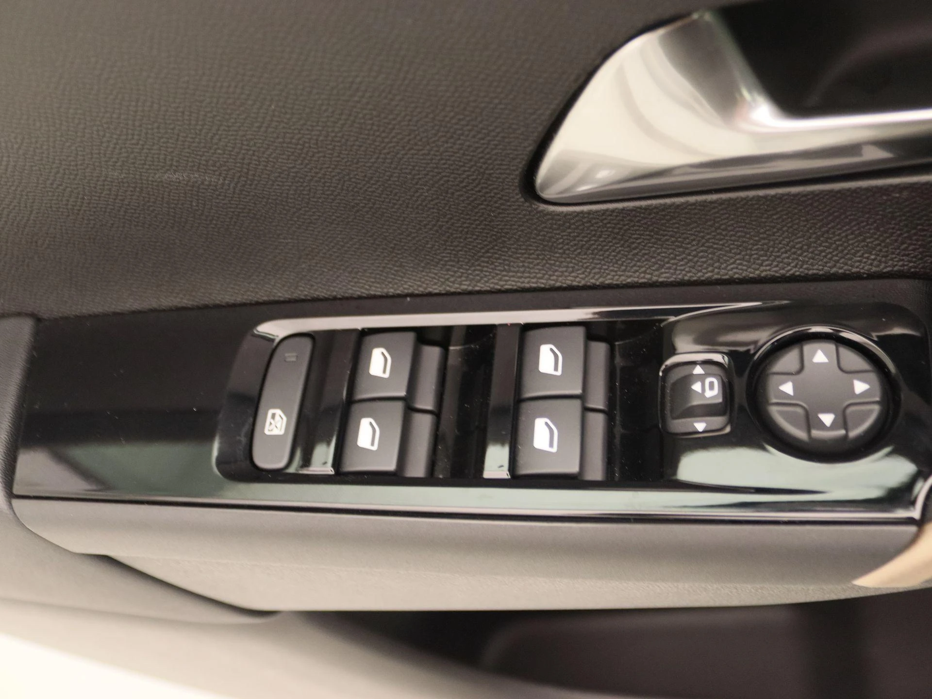 Lancia-Ypsilon-image-17