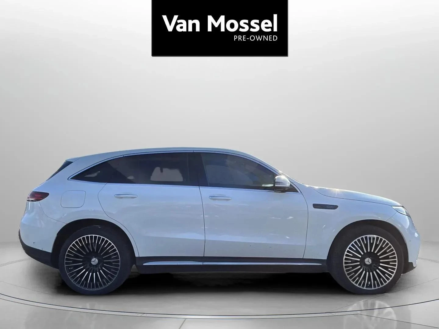 Mercedes-Benz-EQC-image-3