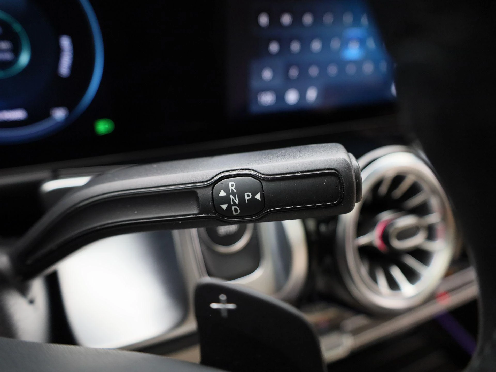 Mercedes-Benz-EQB-image-21