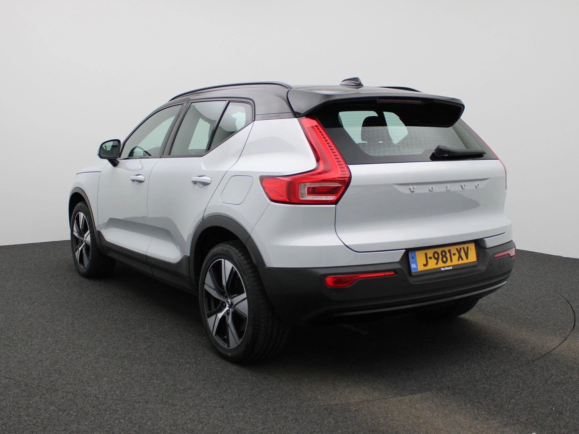 Volvo-XC40-image-1
