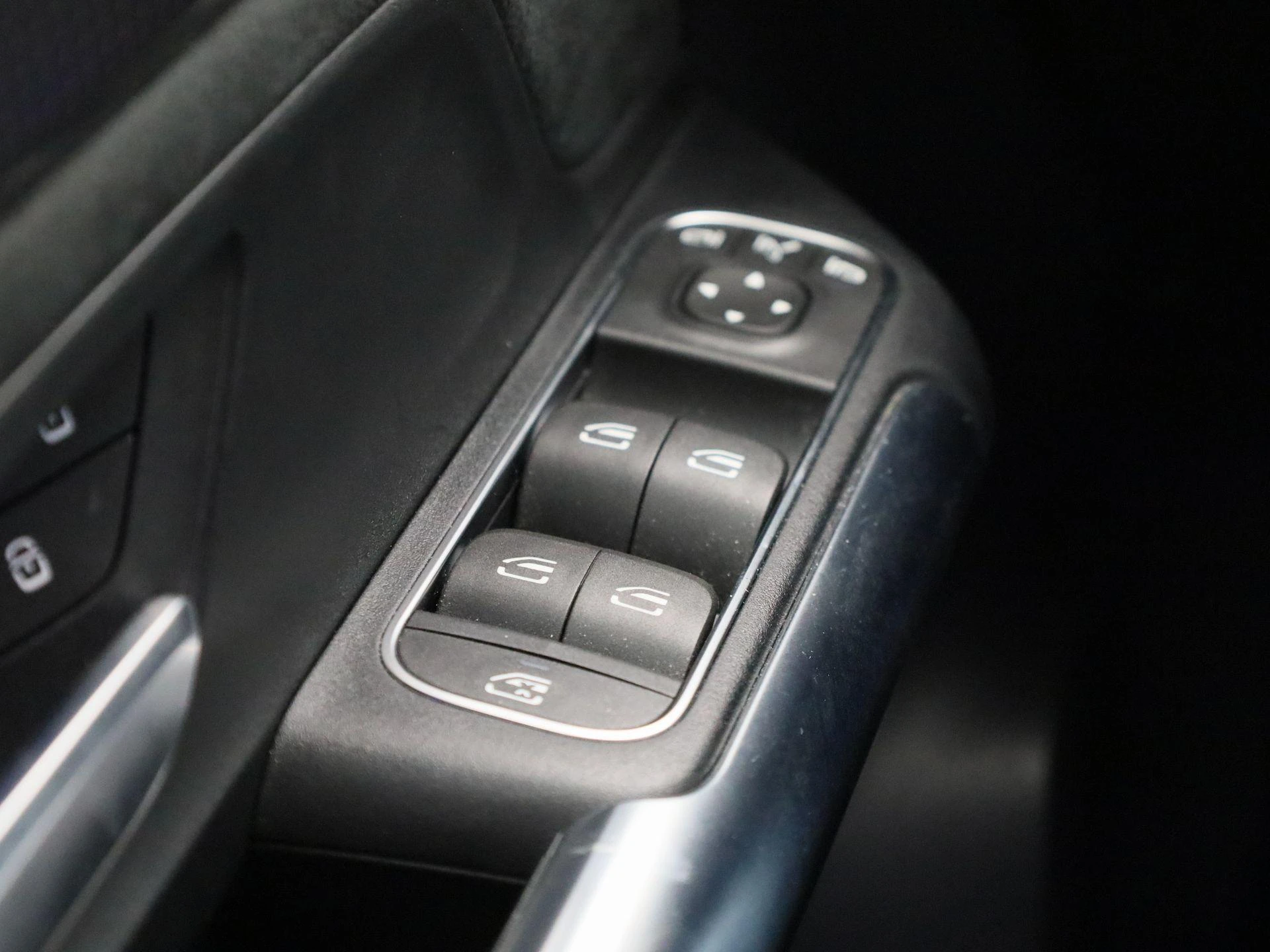 Mercedes-Benz-EQA-image-32