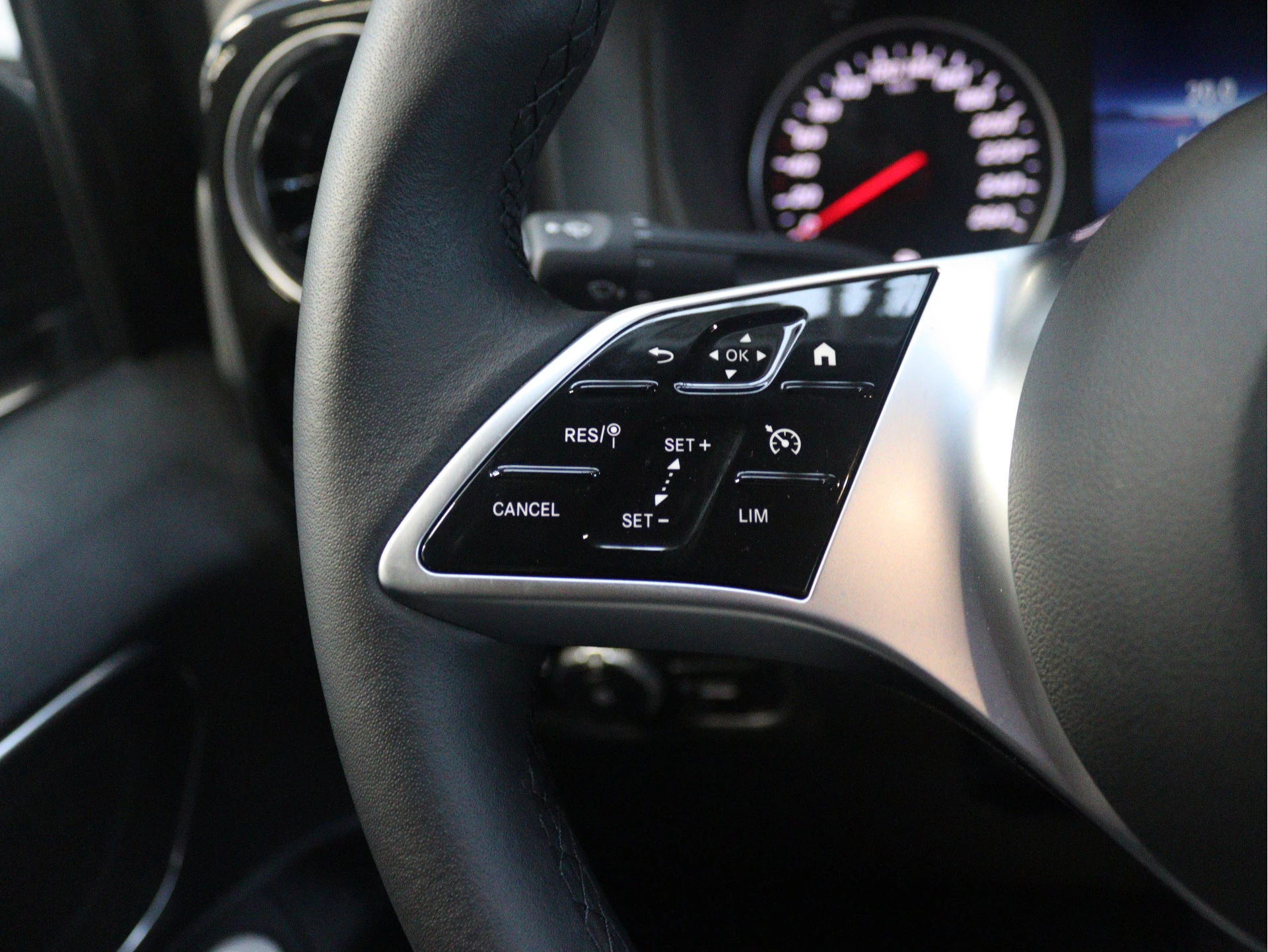 Mercedes-Benz-Vito-image-6
