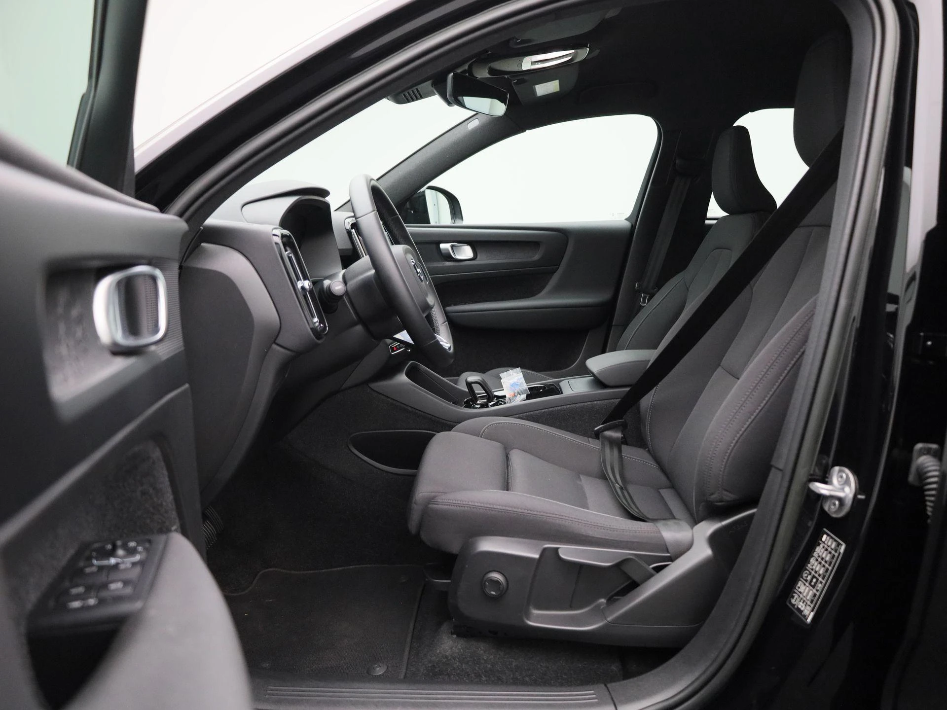 Volvo-EX40-image-10