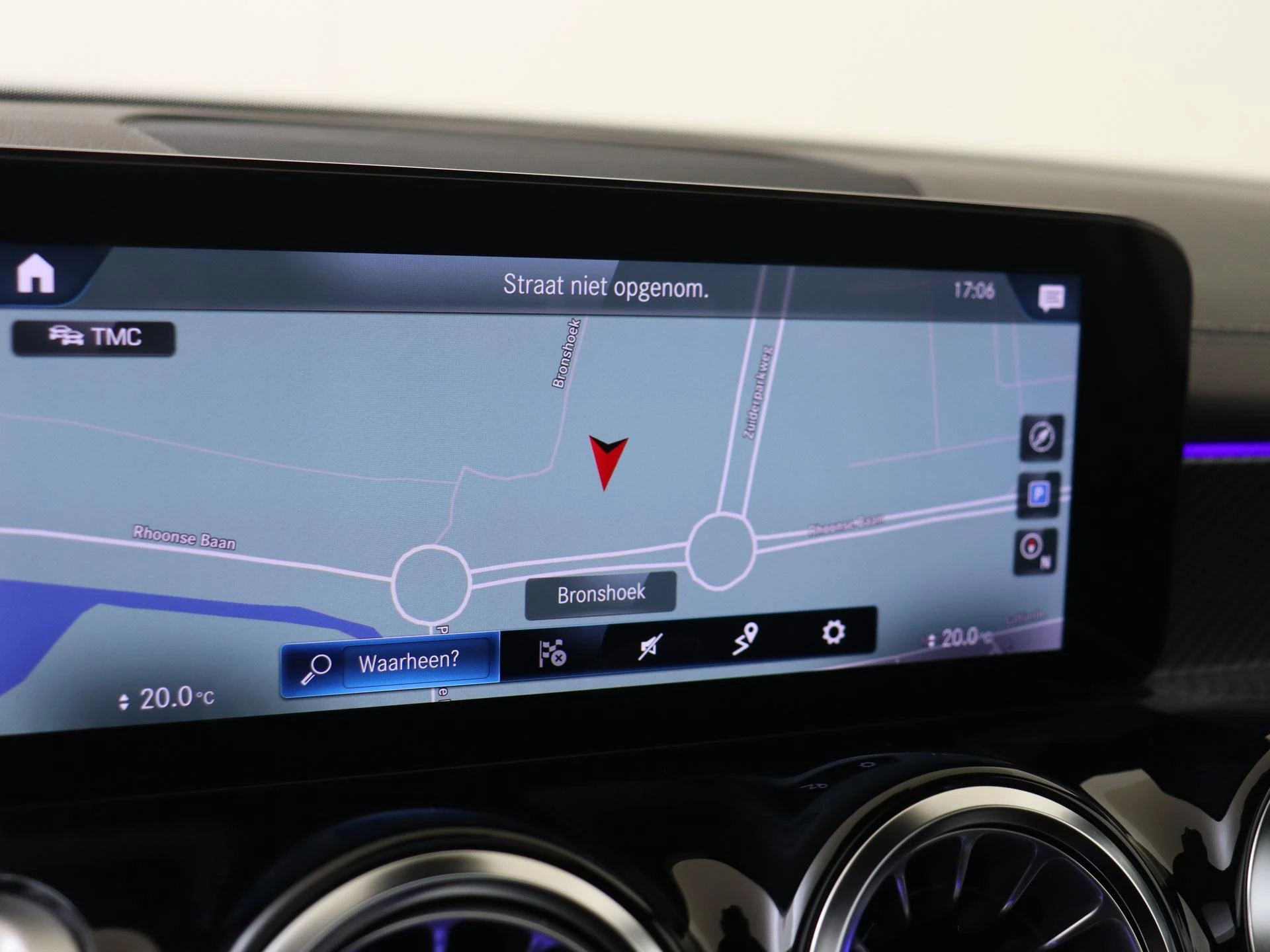 Mercedes-Benz-GLB-image-19