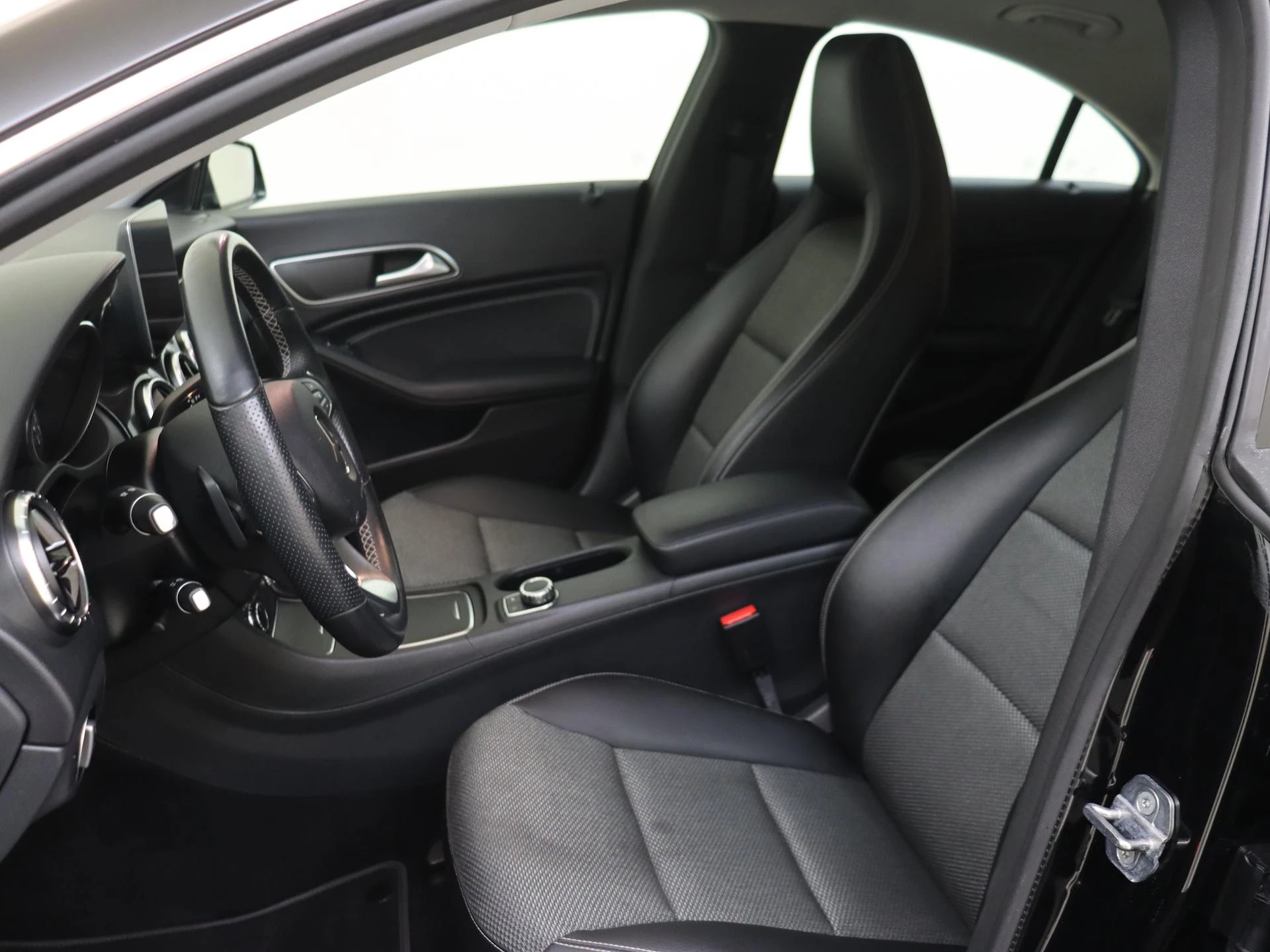 Mercedes-Benz-CLA-image-13