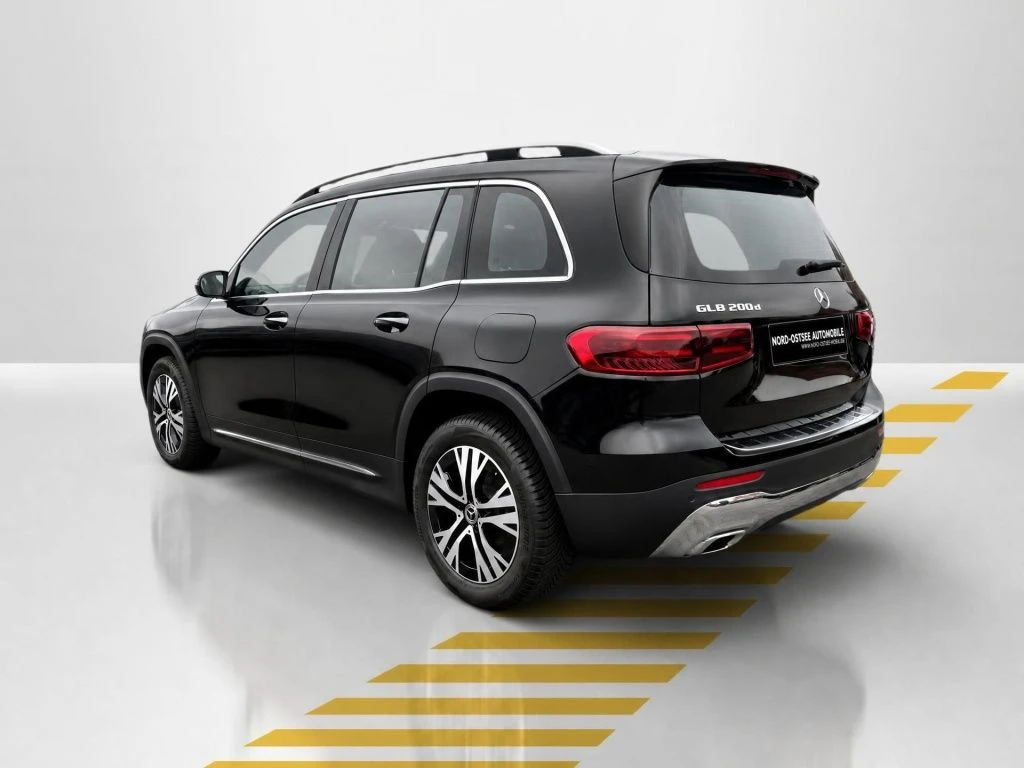 Mercedes-Benz-GLB 200 d-image-12