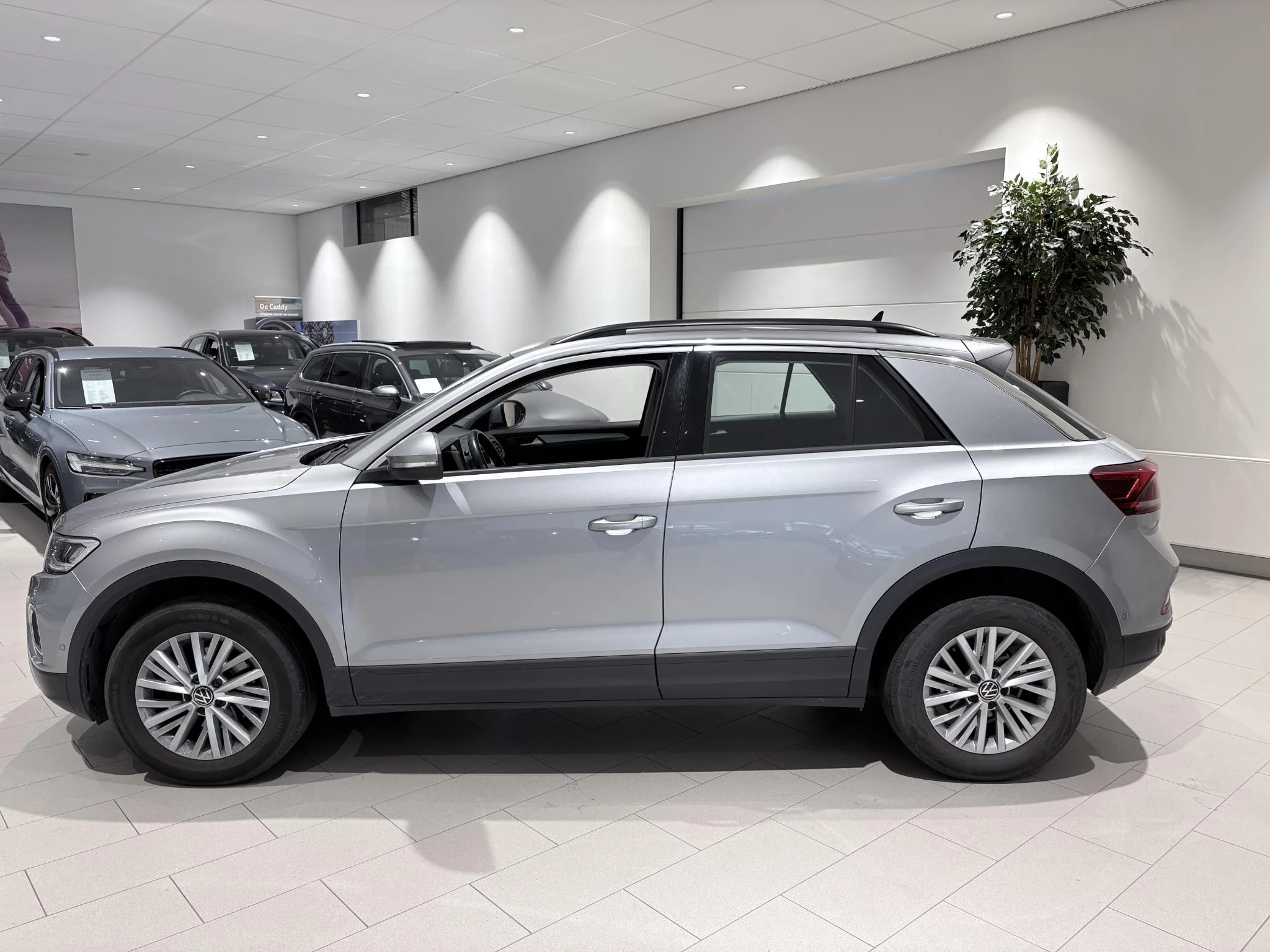 Volkswagen-T-Roc-image-2