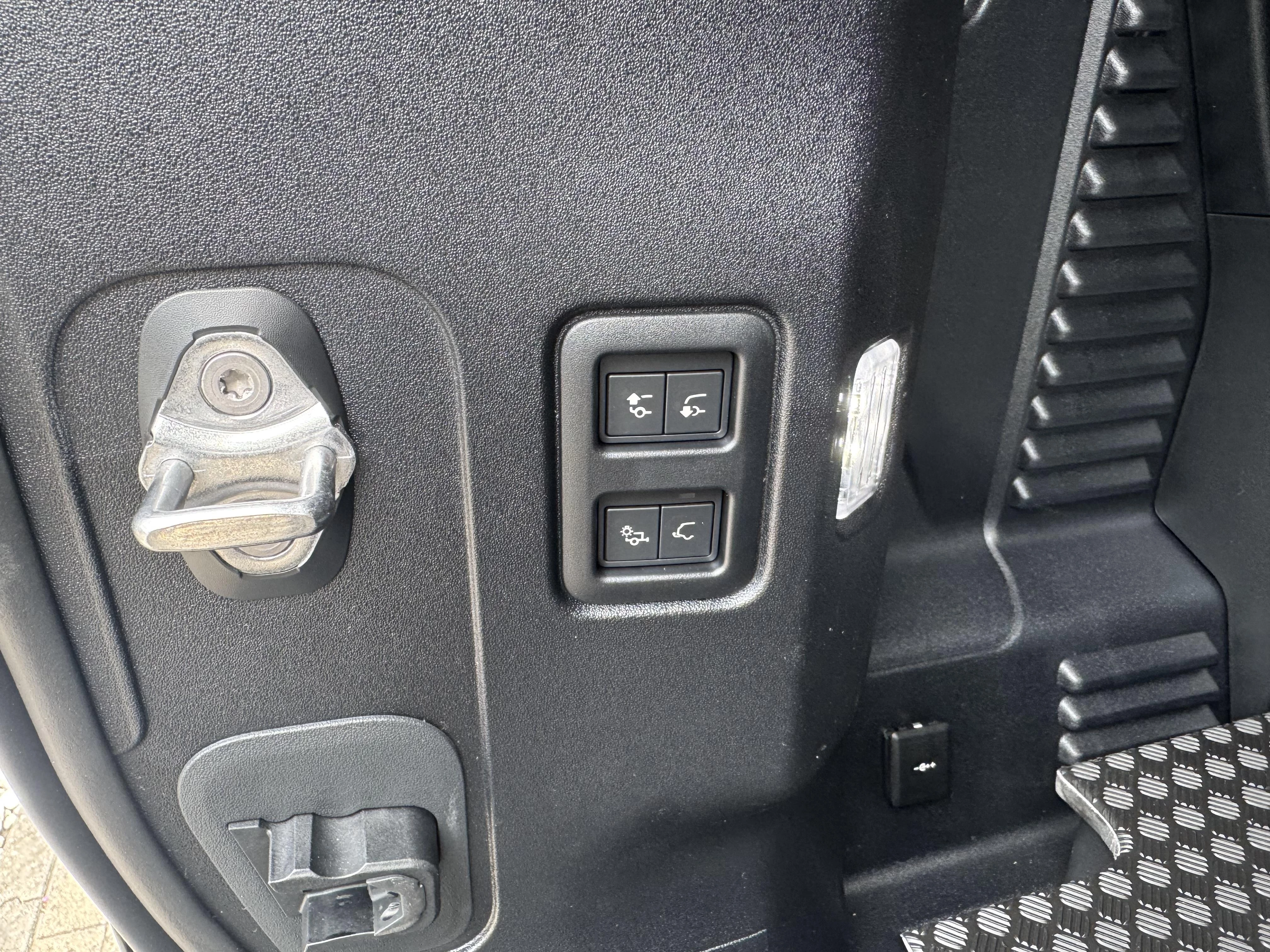 Land Rover-Defender-image-14